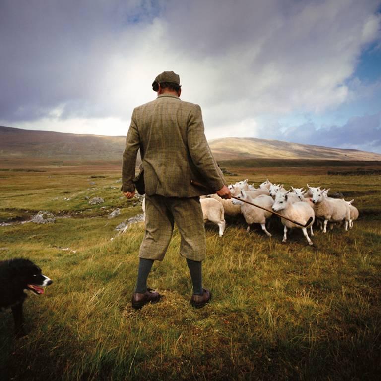 Charles Lindsay Color Photograph – Highland Shepherd, Schottland, Hrsg. 1/45