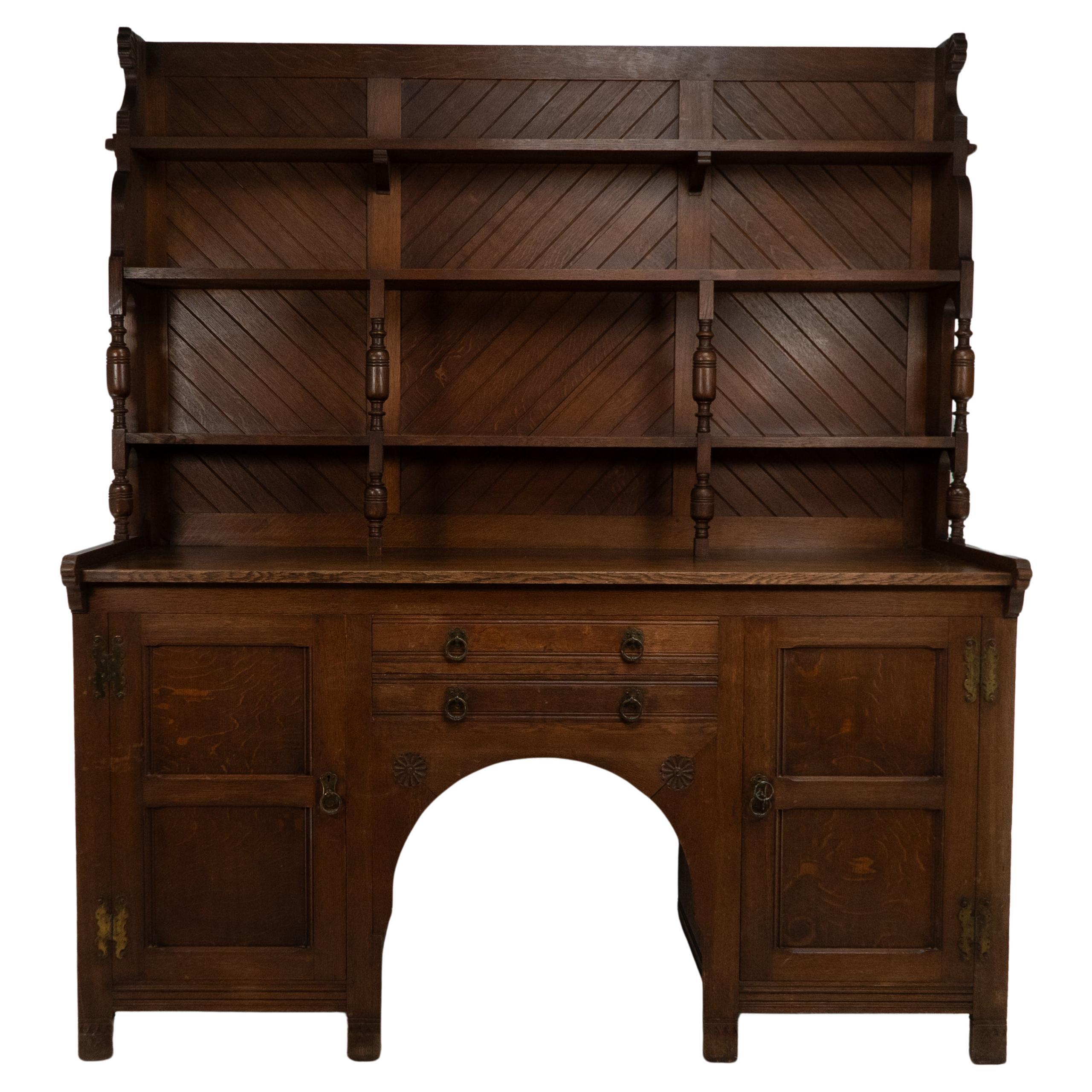 Commode Arts & Crafts en chêne avec étagères et fleurons sculptés de Charles Locke Eastlake