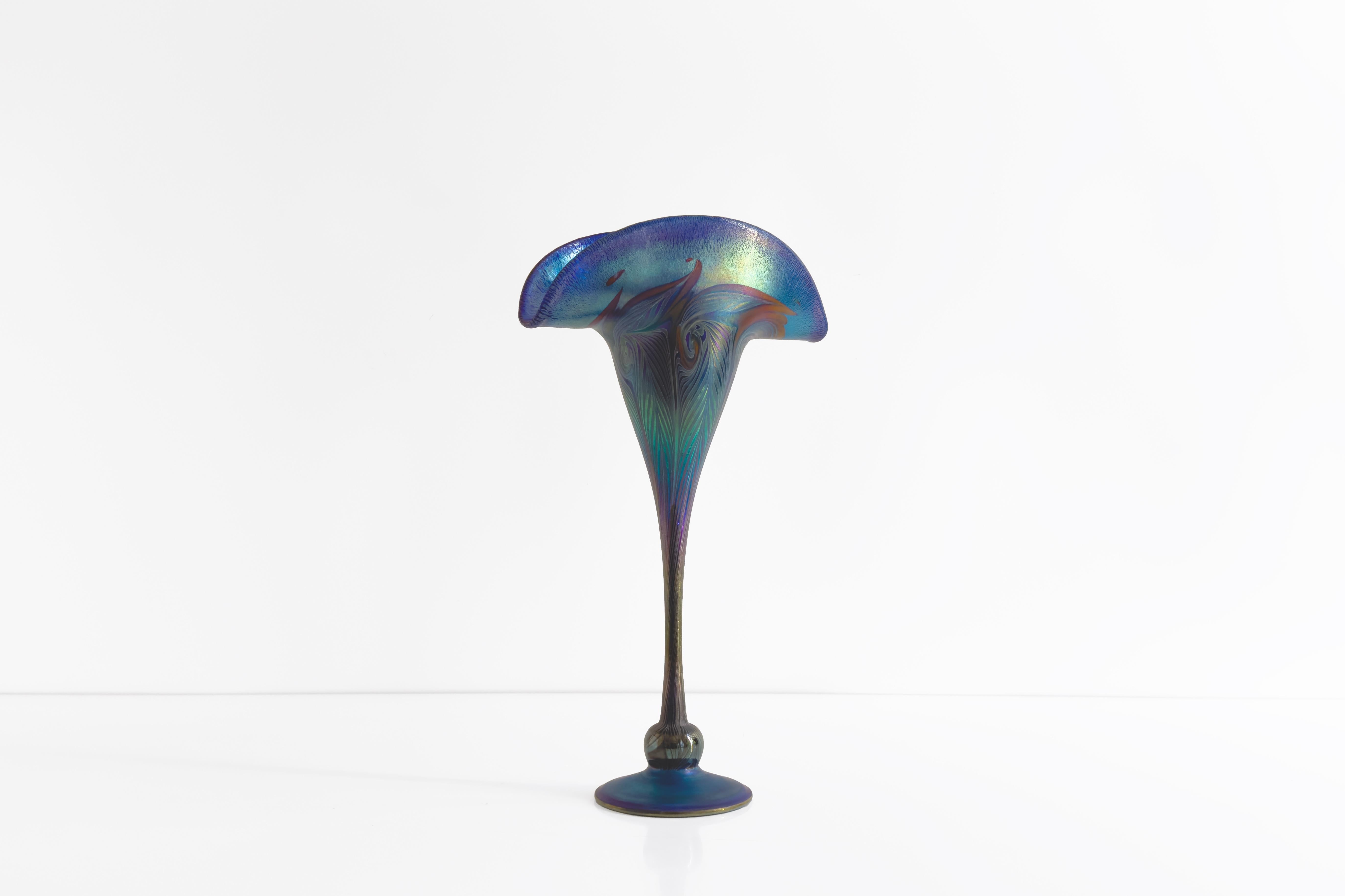 Cet extraordinaire vase en verre irisé du célèbre artiste verrier américain Charles Lotton est une véritable œuvre d'art. Doté d'une forme organique saisissante avec une tige gracieusement allongée et un large sommet sculptural, cette pièce incarne