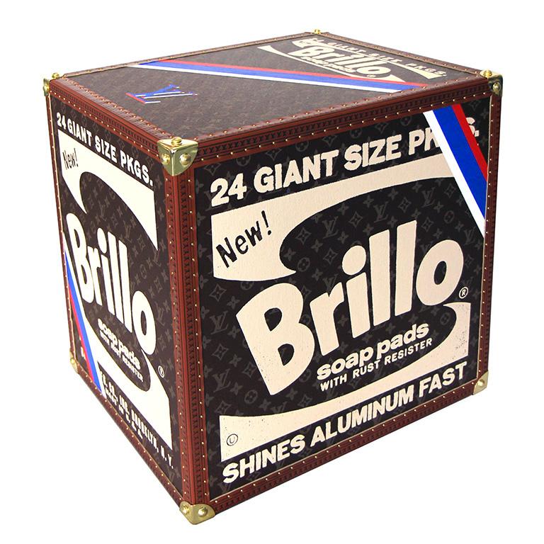 BRILLO (ROUGE BLEU BLANC)
Acrylique sur toile avec cuir et accessoires en laiton sur bois.
17 x 17 x 14" (43.18 x 43.18 x 35.56 cm.)
2019

La série que Lutz appelle "Luxury Sculptures" est basée sur les formes des malles Louis Vuitton combinées aux
