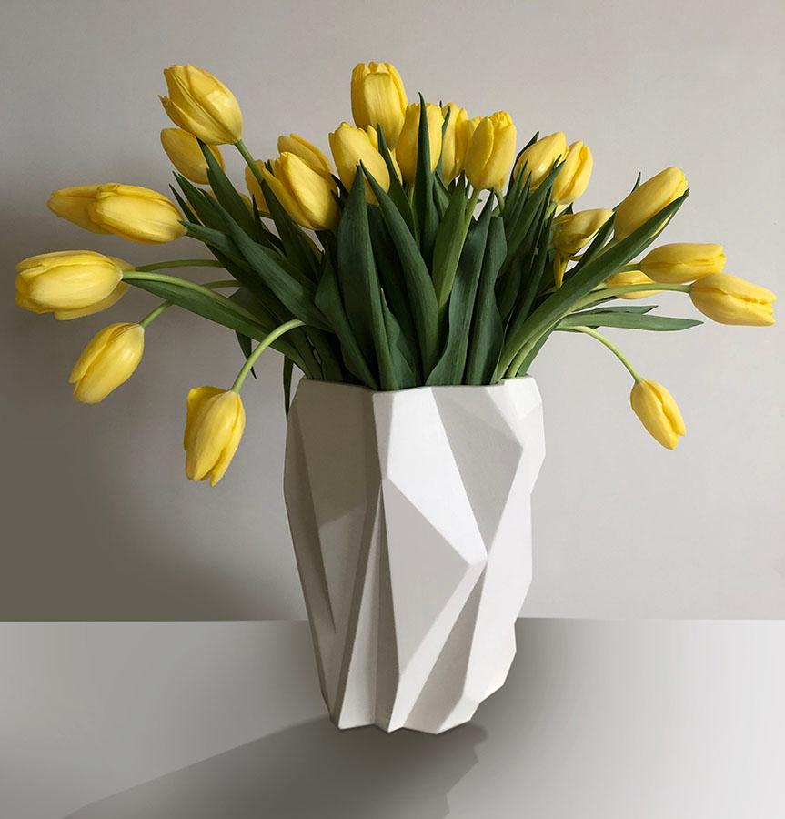 Der Künstler Charles Lutz hat sich von der Ruba Rombic-Linie der Art-Modern-Glaswaren inspirieren lassen, die in den späten 1920er Jahren vom Kaufhaus Kaufmann's vertrieben wurden, und eine auffällige skulpturale Vase mit einer komplexen Geometrie
