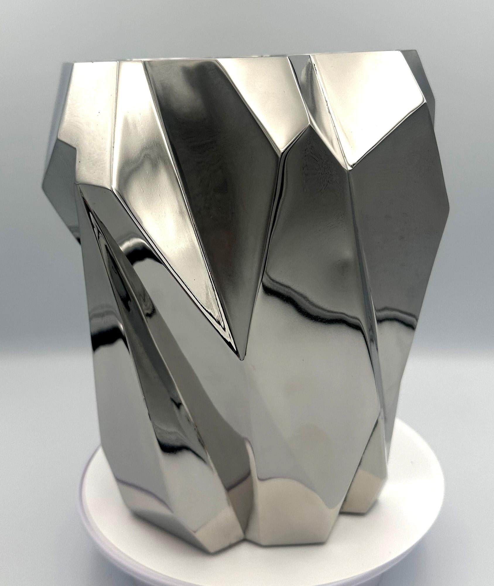 Ruba Rombic: „Große Vase“, Art-Déco-Skulptur aus Edelstahl, Künstler Charles Lutz 2