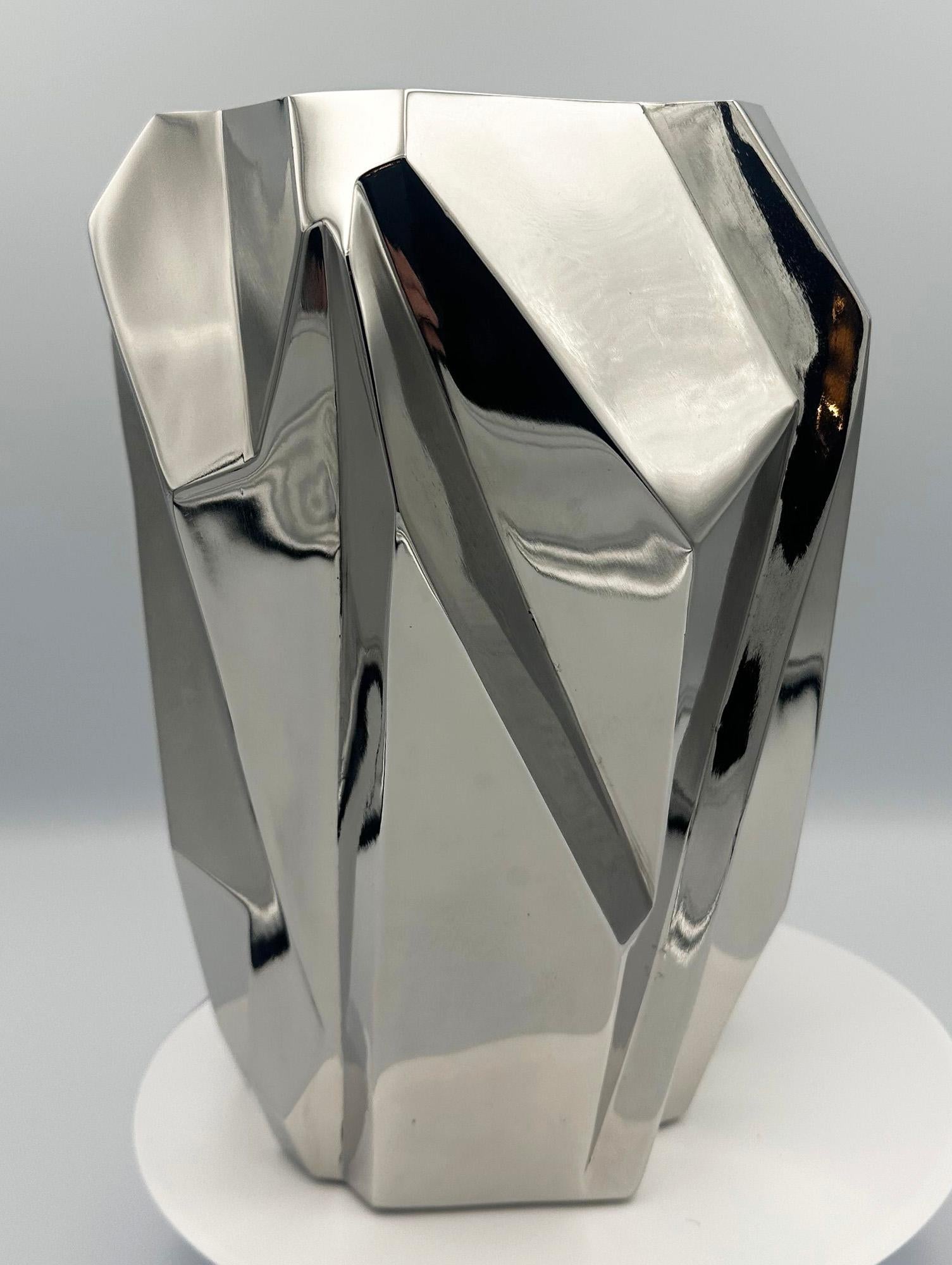 Ruba Rombic: „Große Vase“, Art-Déco-Skulptur aus Edelstahl, Künstler Charles Lutz 3