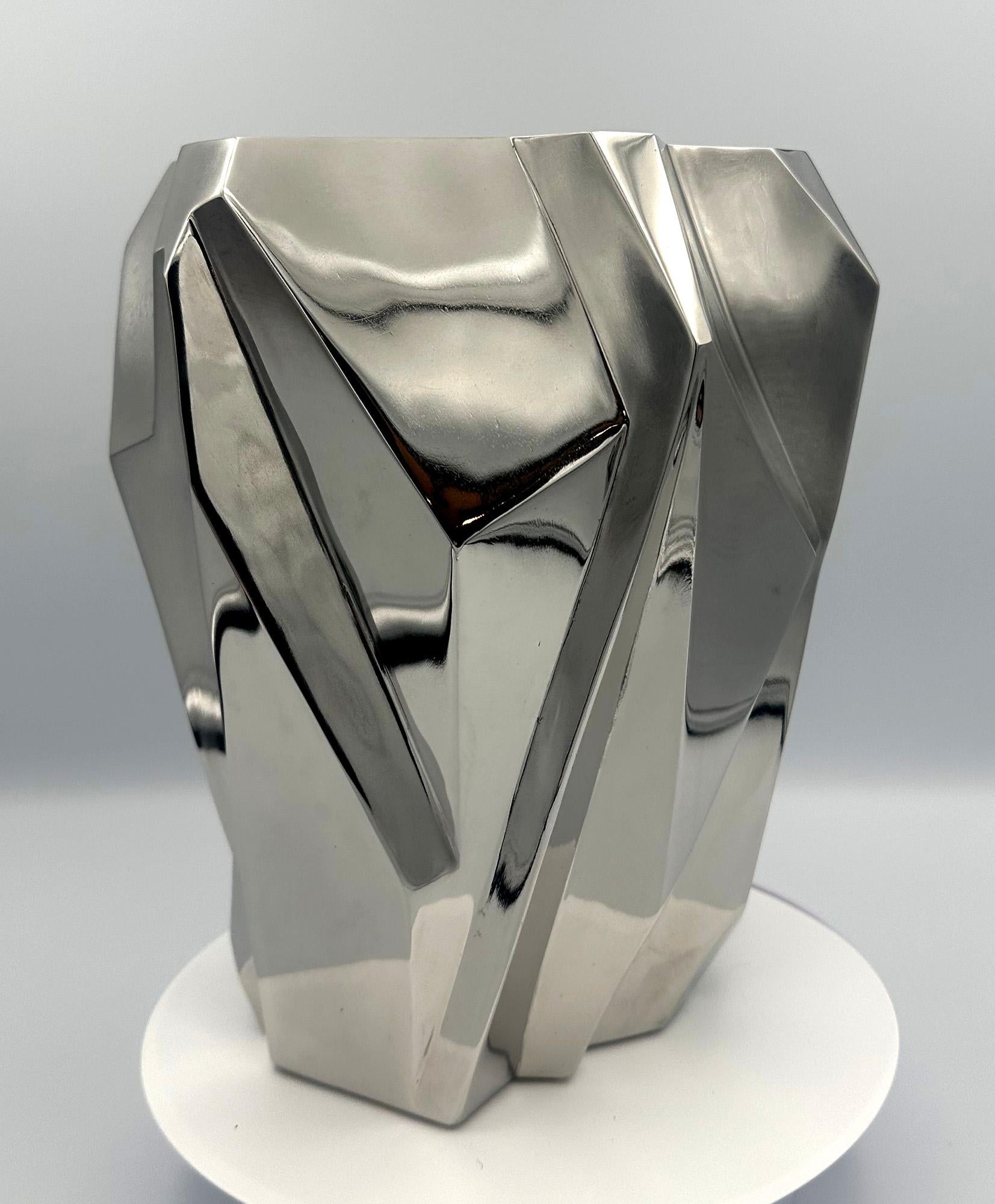 Ruba Rombic: „Große Vase“, Art-Déco-Skulptur aus Edelstahl, Künstler Charles Lutz 4