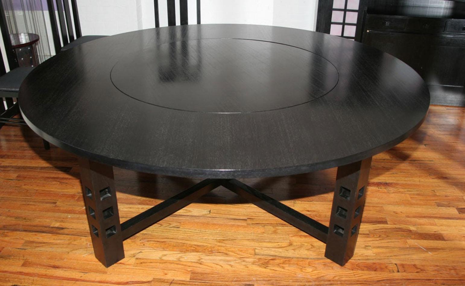 Der 1904 von Charles Rennie Mackintosh entworfene Esstisch 304 ist ein seltenes Sammlerstück, das in den 80er Jahren von Cassina Italien hergestellt wurde. Es wird derzeit nicht mehr produziert. 

Minimalistisch im Wesentlichen. Es handelt sich um