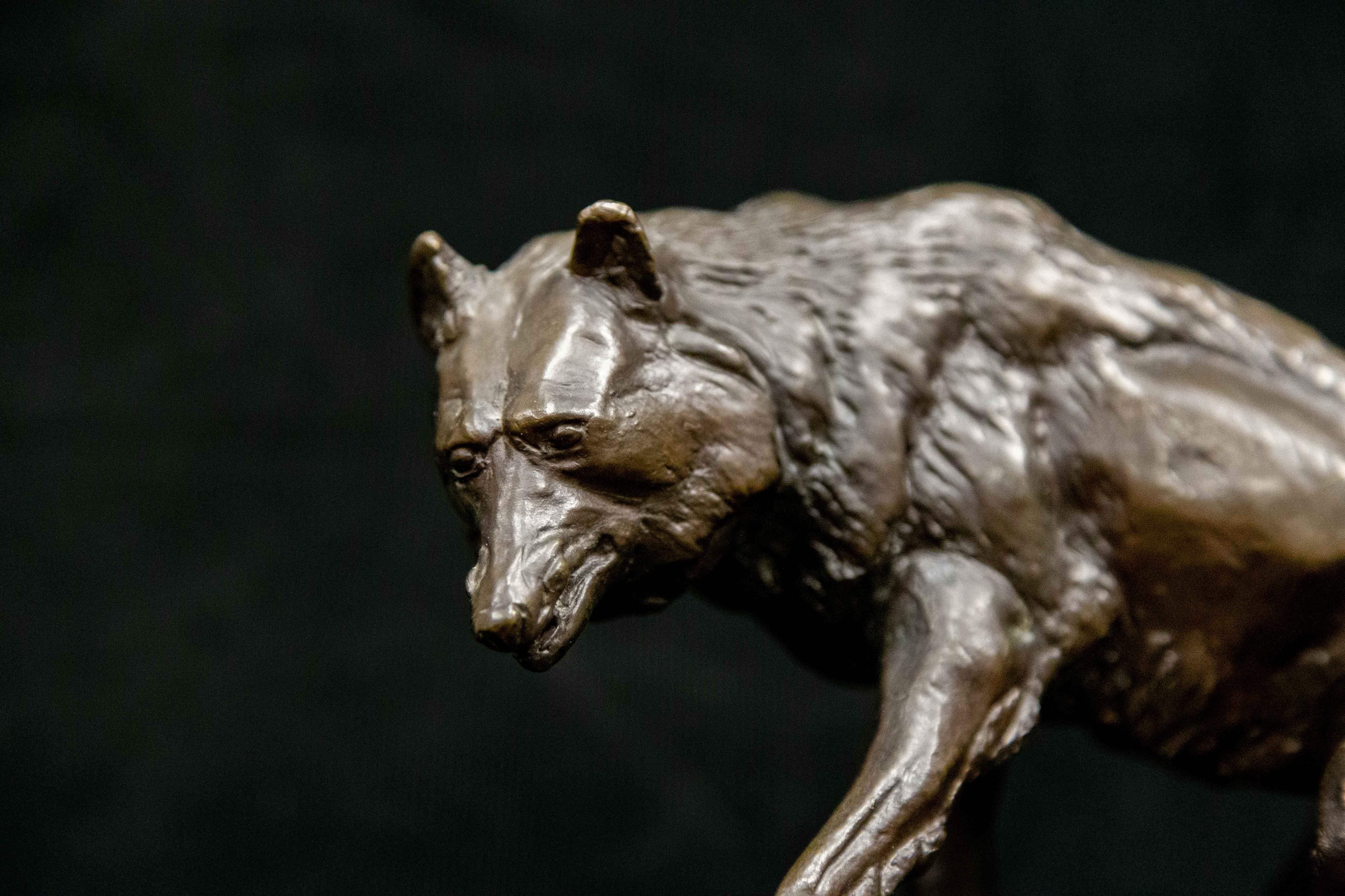 Wolf mit Knochen, Tierwelt Bronze auf Holzsockel, Western-Kunstskulptur (Braun), Figurative Sculpture, von Charles Marion Russell