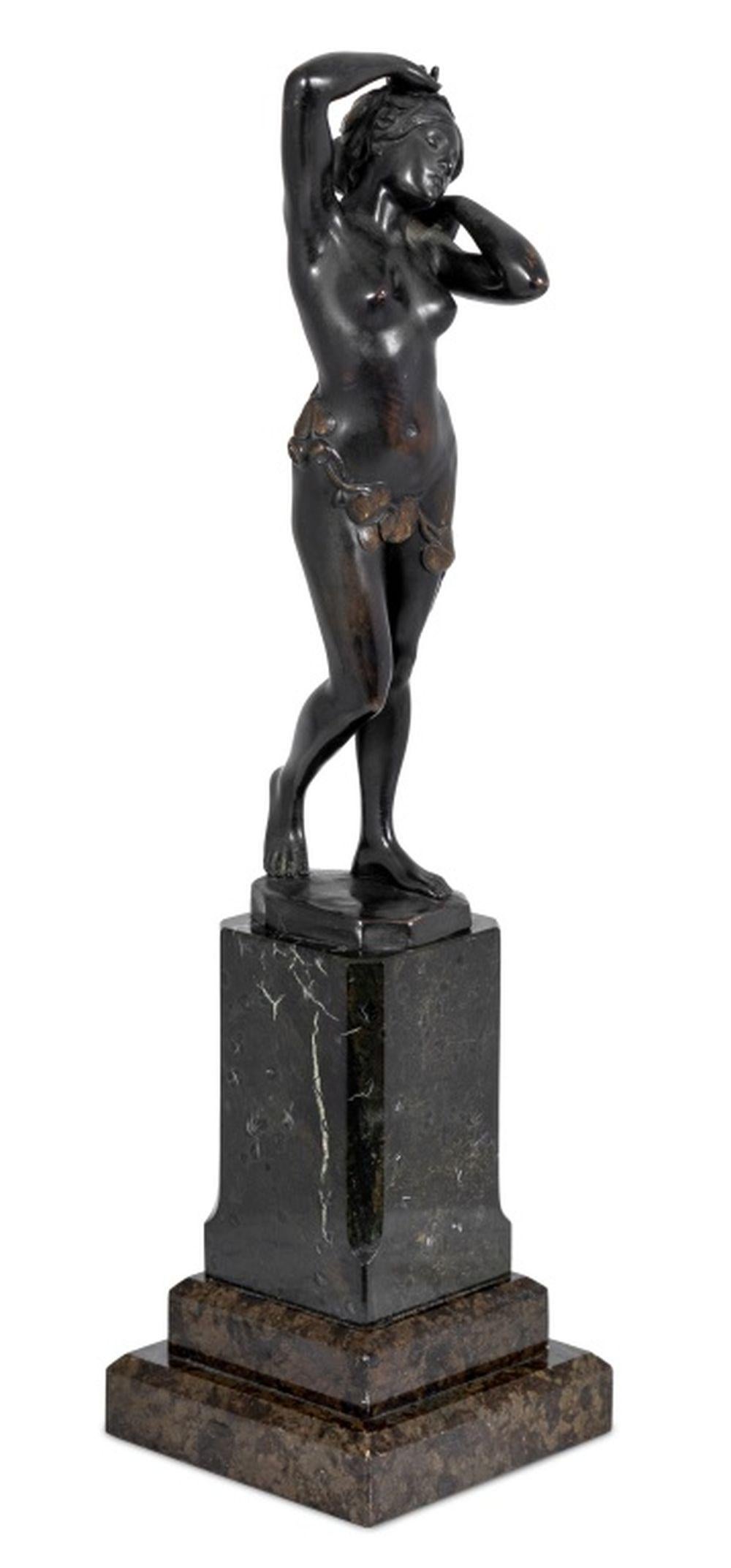 Charles Masse (francese, 1855-1913) Scultura in bronzo patinato di donna nuda, fine del XIX secolo; la figura in piedi è drappeggiata con foglie di Gingko, su un basamento in serpentino verde, firmato alla base e siglato 
