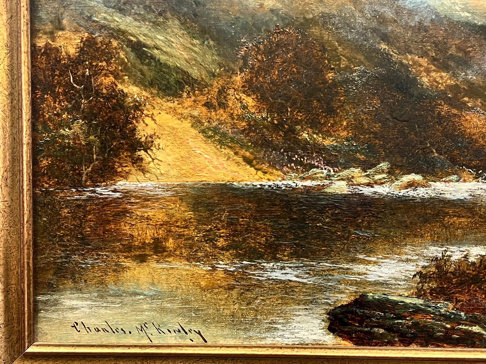 Antiguo paisaje dorado de las Highlands escocesas Río a través del Glen óleo firmado - Landscape Painting Marrón de Charles M.C Kinley