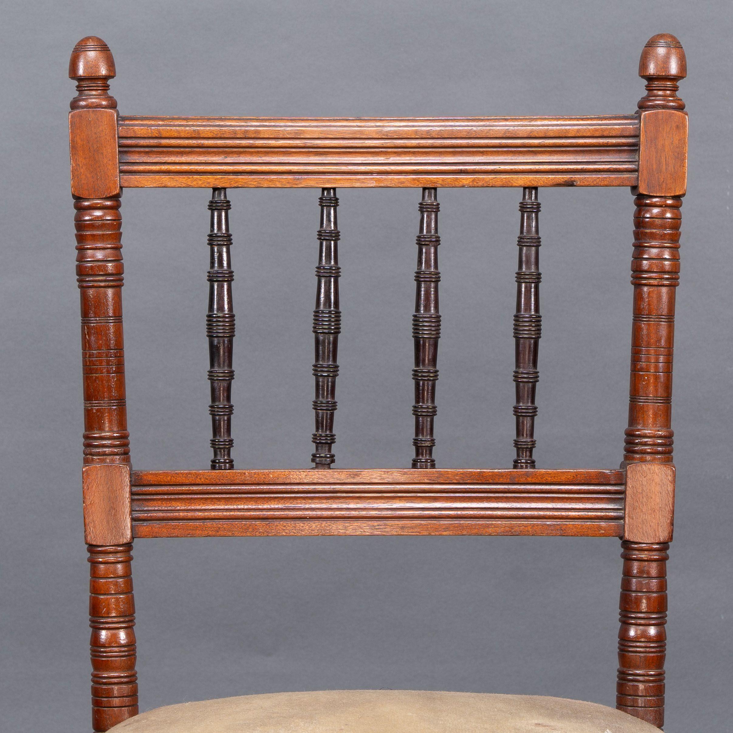 Charles Mills & Sons. Three Aesthetic Movement side chairs w. ebonized turnings im Angebot 2