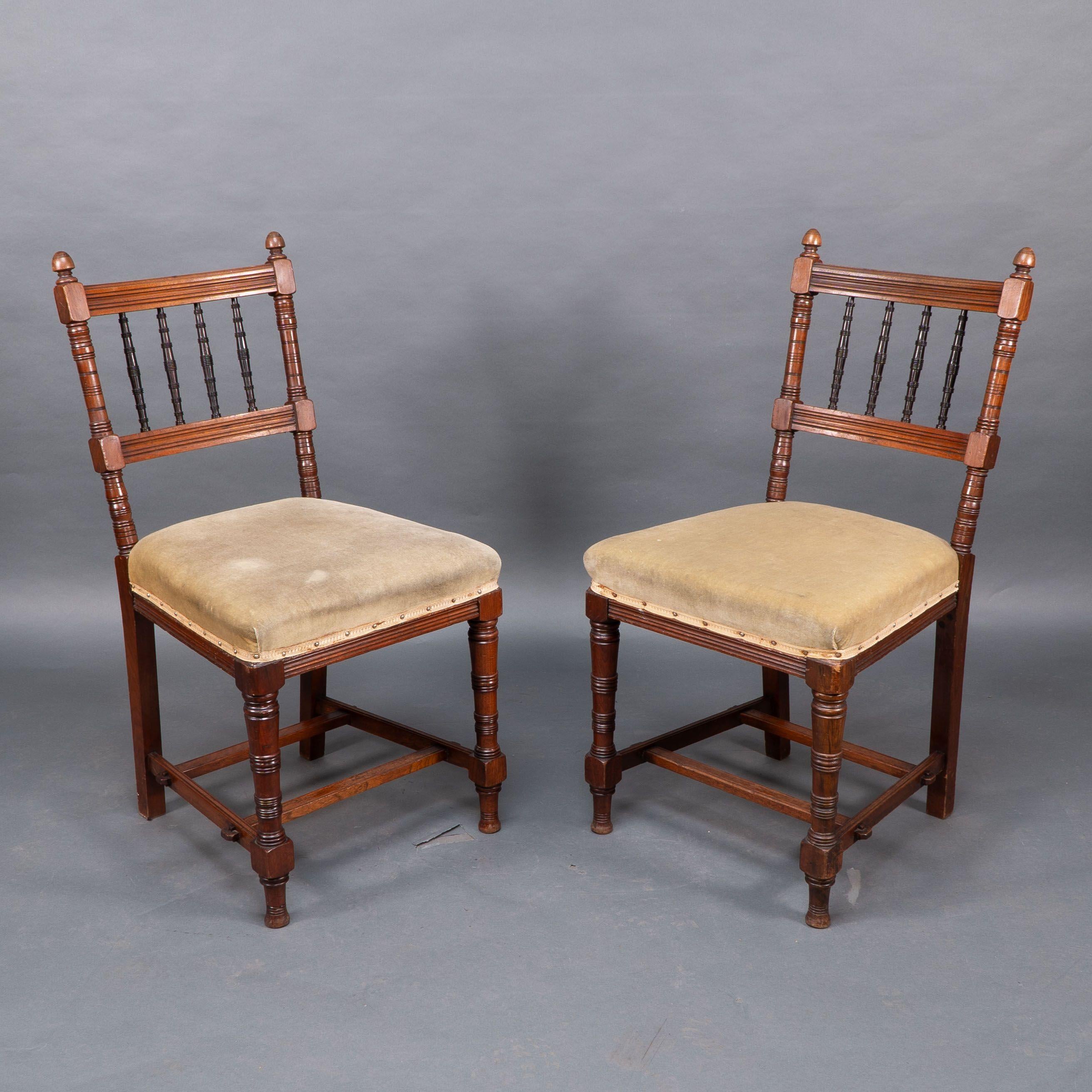 Charles Mills & Sons. Three Aesthetic Movement side chairs w. ebonized turnings (Ästhetizismus) im Angebot