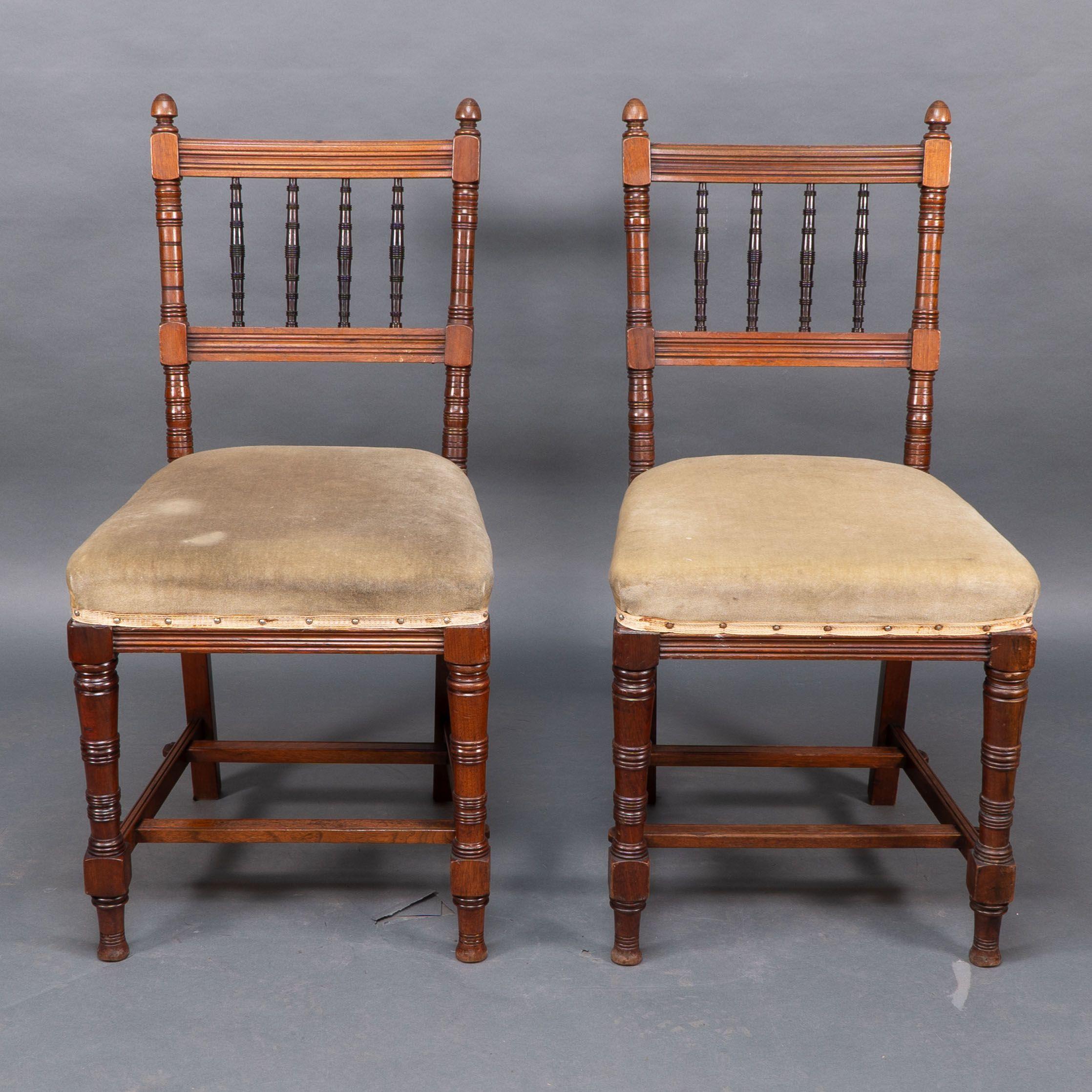 Charles Mills & Sons. Three Aesthetic Movement side chairs w. ebonized turnings (Britisch) im Angebot