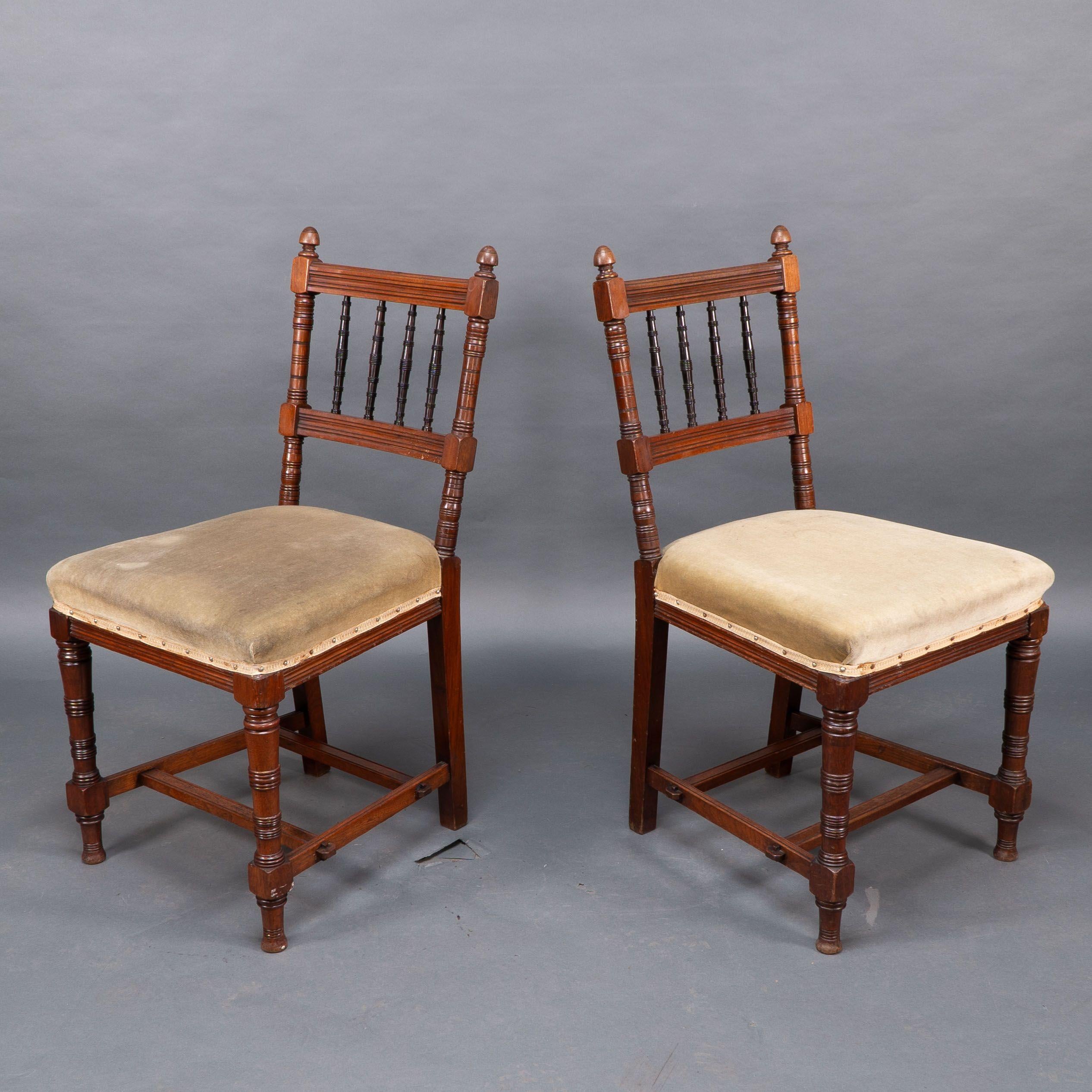 Charles Mills & Sons. Three Aesthetic Movement side chairs w. ebonized turnings (Handgefertigt) im Angebot