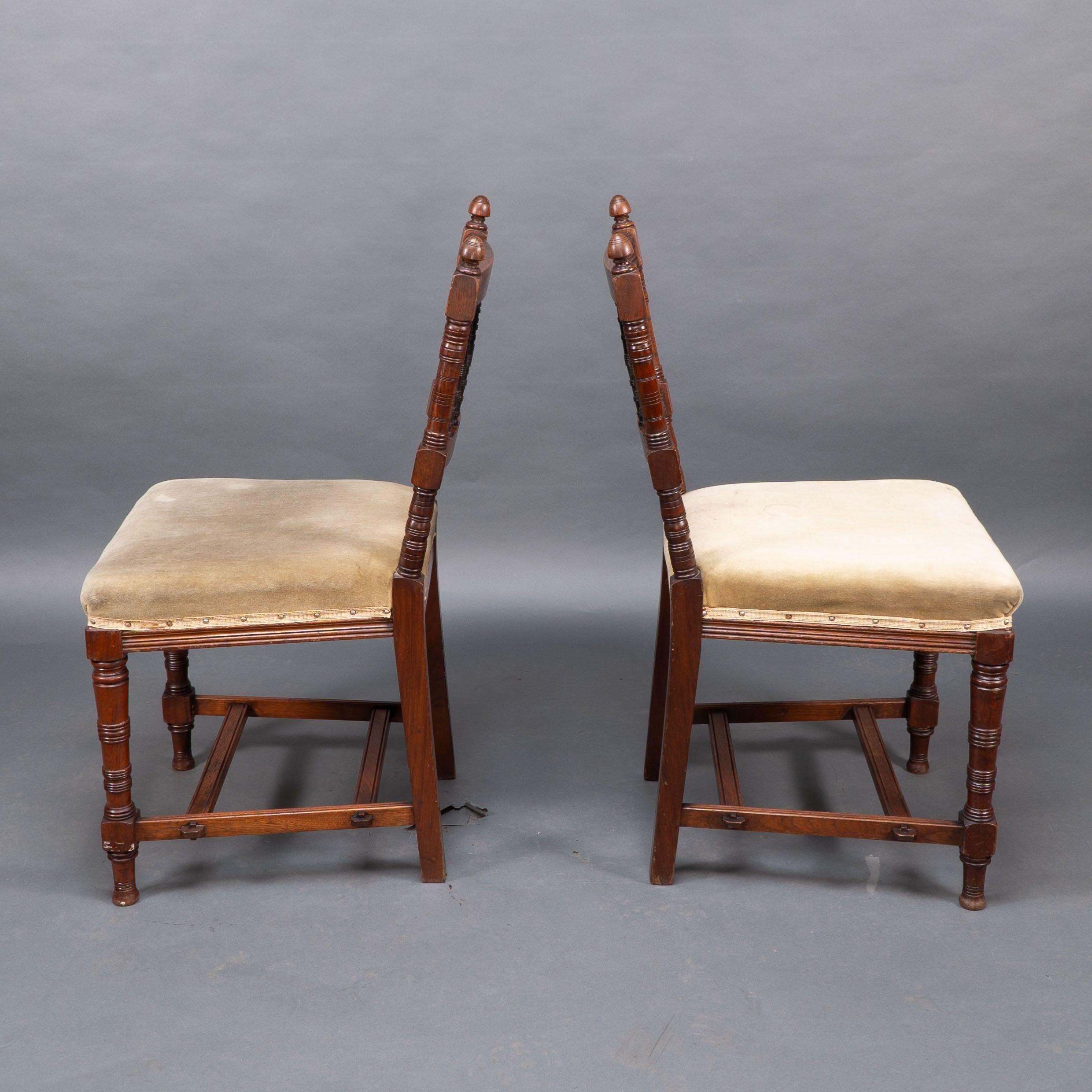 Charles Mills & Sons. Three Aesthetic Movement side chairs w. ebonized turnings im Zustand „Gut“ im Angebot in London, GB
