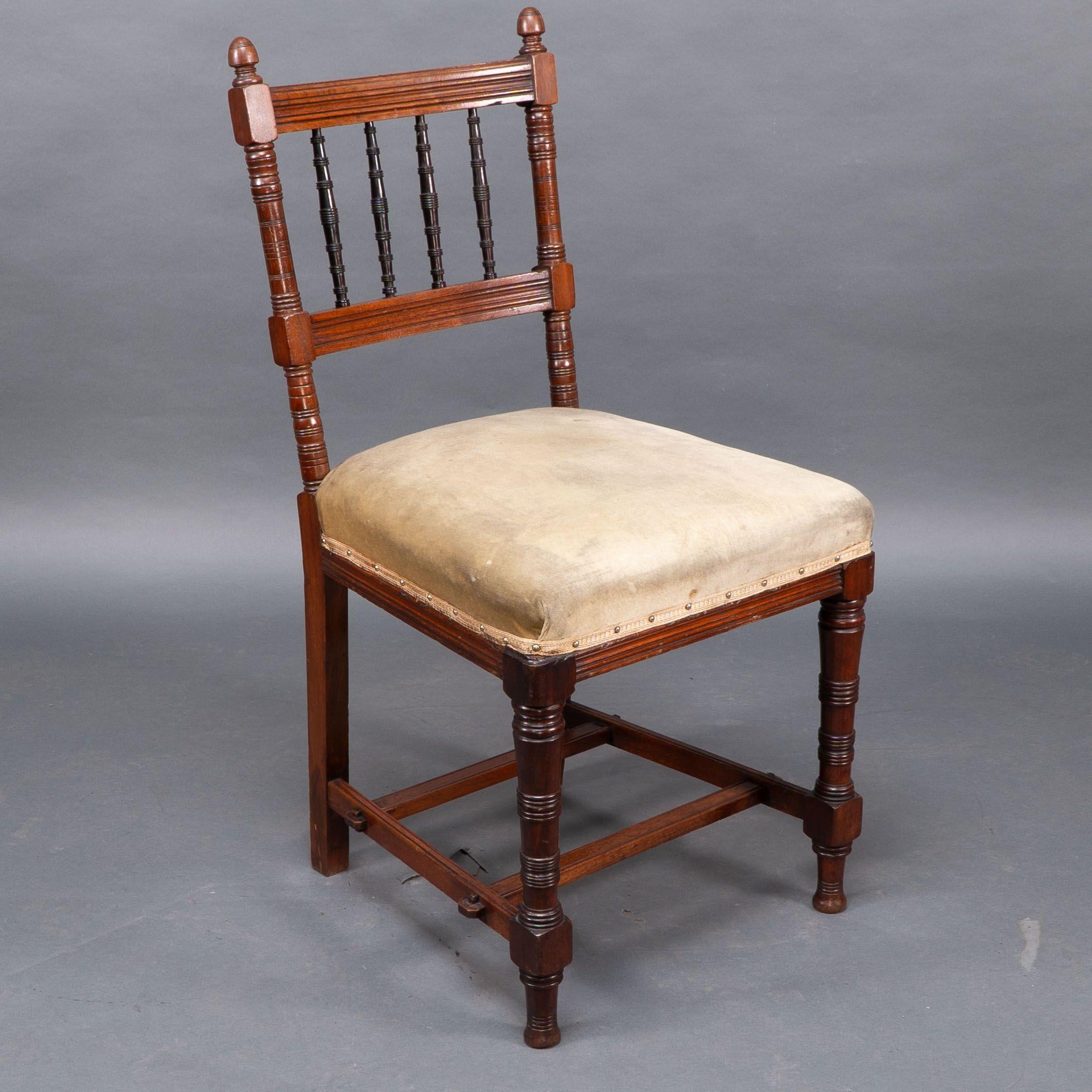 Charles Mills & Sons. Three Aesthetic Movement side chairs w. ebonized turnings (Spätes 19. Jahrhundert) im Angebot