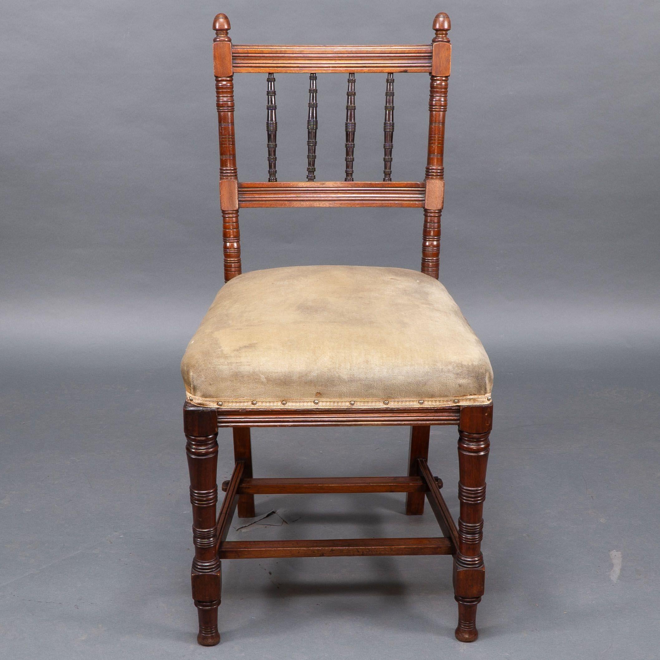 Charles Mills & Sons. Three Aesthetic Movement side chairs w. ebonized turnings (Walnuss) im Angebot