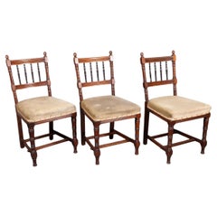 Charles Mills & Sons. Tre sedie del Movimento Estetico con torniture ebanizzate