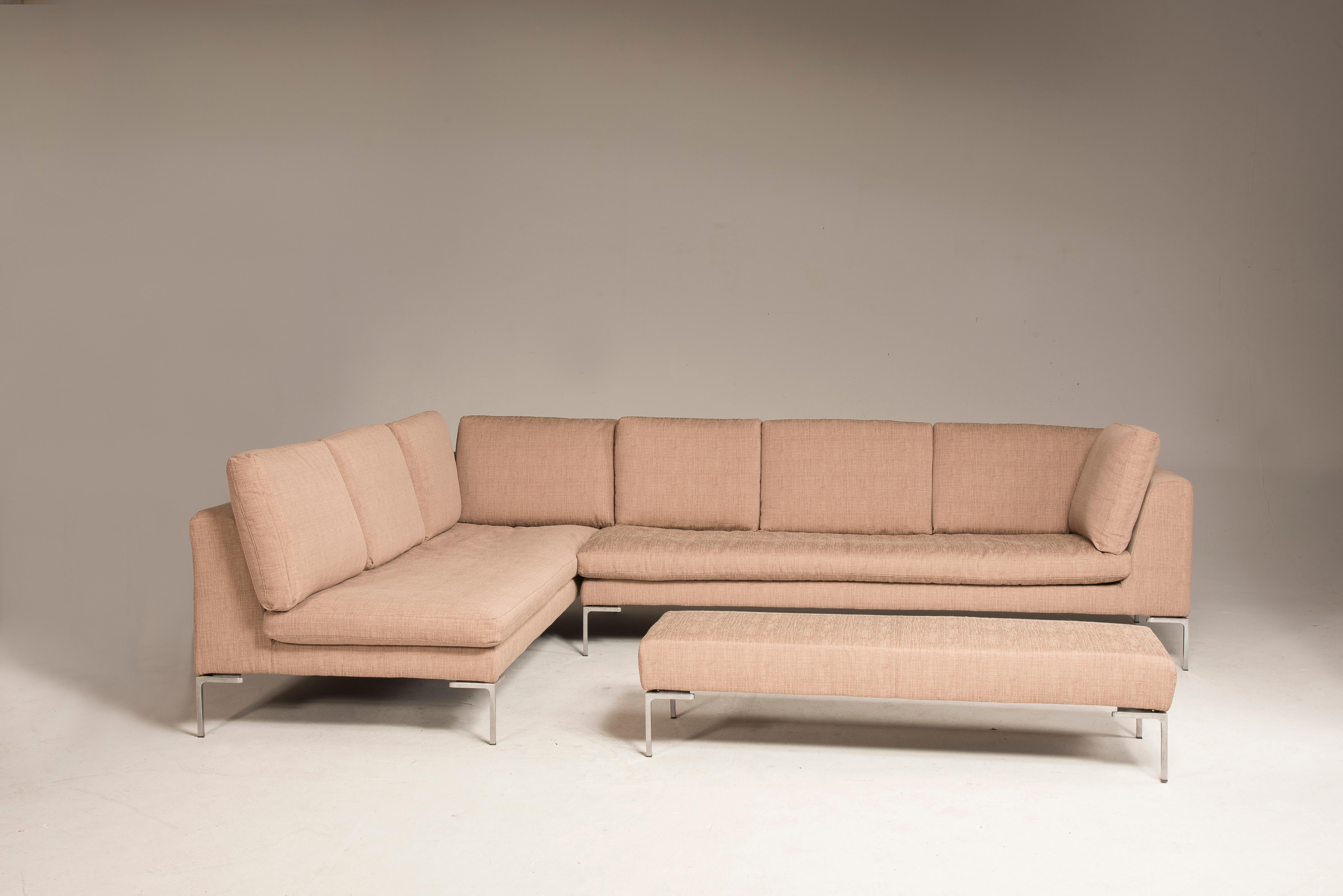 charles Model of sofa and bench designed by Antonio Citterio for B&B Italia. From 1990s period, The project’s striking features remain the essential design of the die-cast aluminium feet in the shape of an inverted “L”, the single seat cushion, and