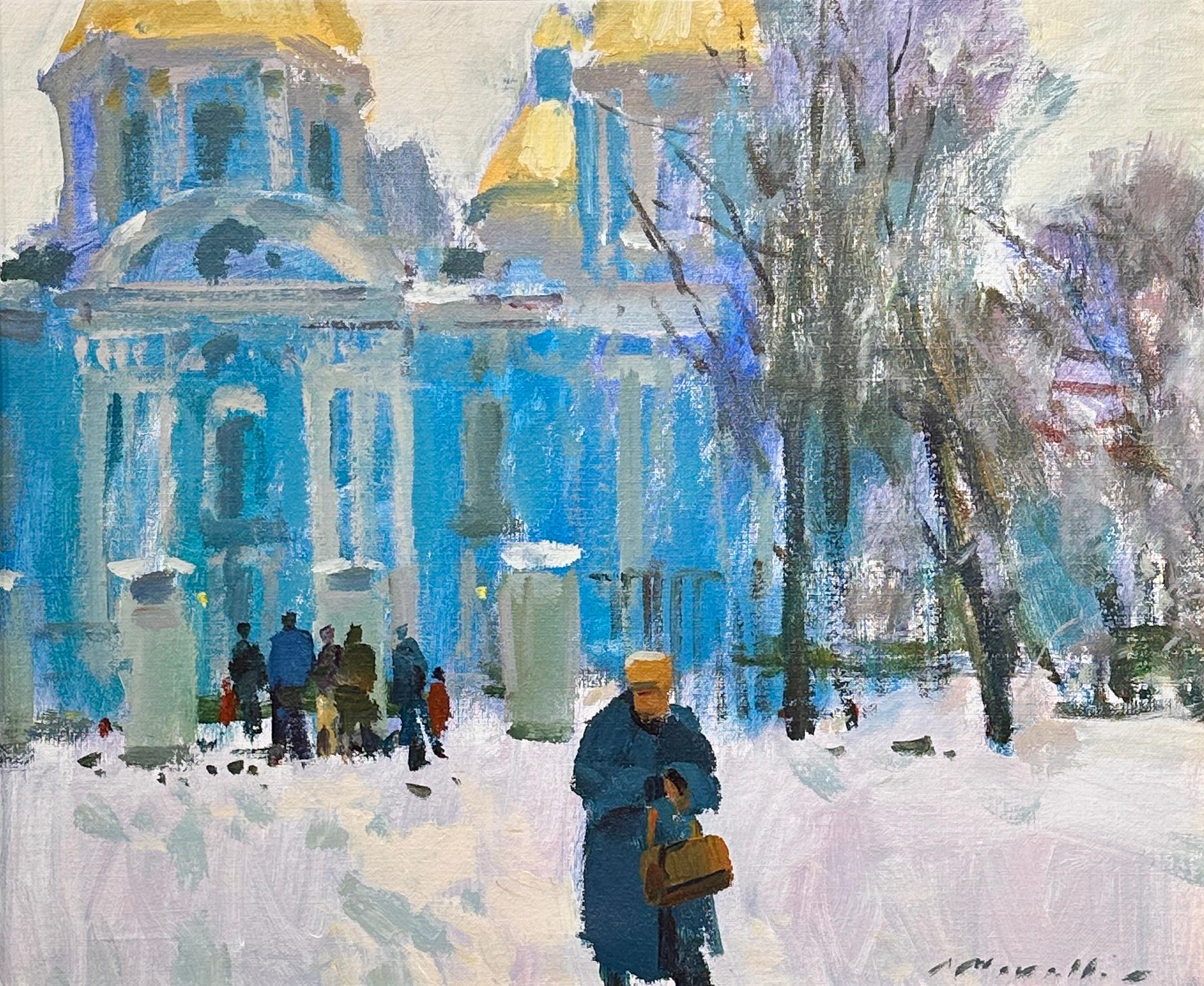 La "Madre Rusia" representa una serena escena invernal. El primer plano muestra una figura, tal vez un residente local, caminando por el paisaje cubierto de nieve, lo que añade un elemento humano al enfoque arquitectónico. Los tonos fríos y las