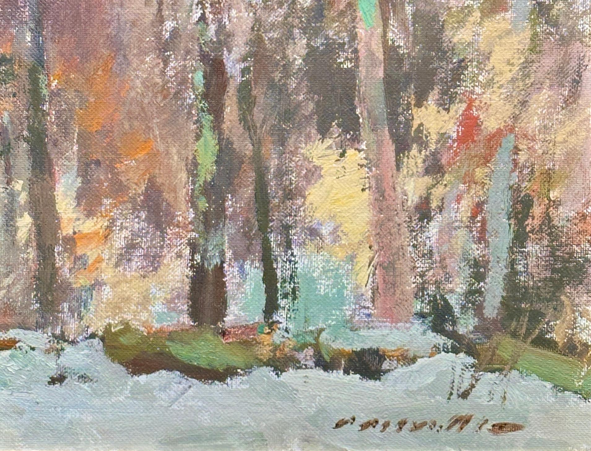 Charles Movalli peint une forêt tranquille recouverte de neige, en utilisant des couleurs douces et des coups de pinceau délicats. La scène est calme et paisible, avec juste assez de lumière pour faire ressortir les arbres. Movalli était un peintre