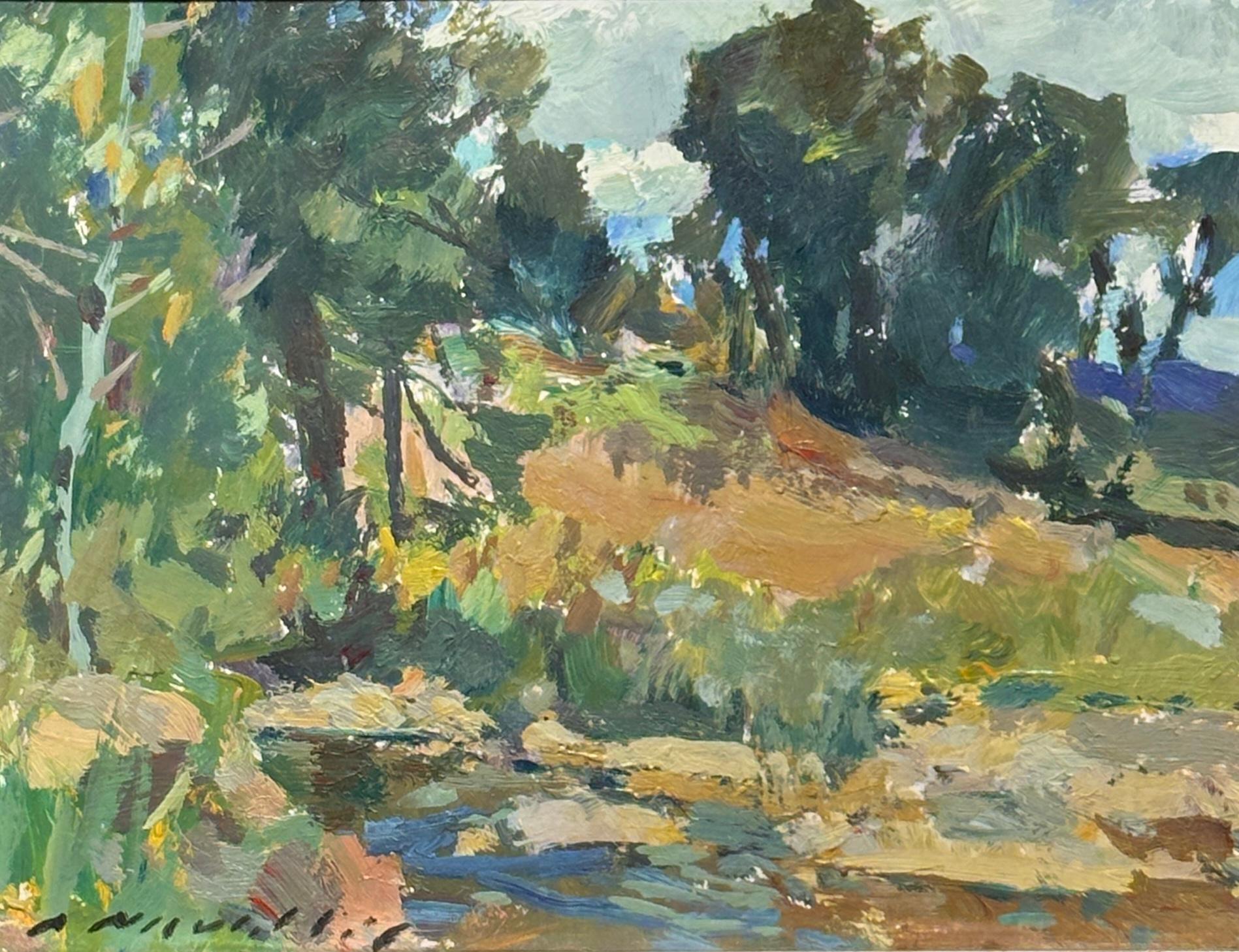 Charles Movalli peint une scène de forêt paisible où la lumière du soleil traverse les feuilles. Movalli était un peintre américain bien connu, originaire de Cape Ann, dans le Massachusetts. Il a suivi la tradition de l'impressionnisme américain et