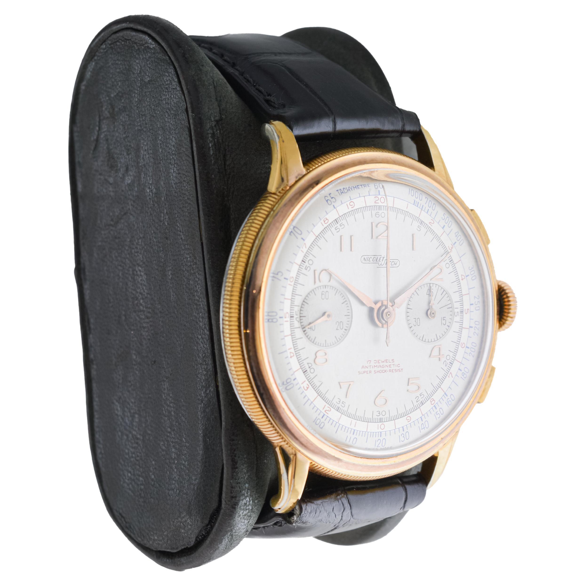FABBRICA / CASA: Charles Nicolet
STILE / RIFERIMENTO: Cronografo Art Deco 
METALLO / MATERIALE: Riempito d'oro rosa
CIRCA / ANNO: 1940
DIMENSIONI: Lunghezza 47mm X Diametro 40mm
MOVIMENTO / CALIBRO: Carica manuale / 17 rubini / Ca. Terreno