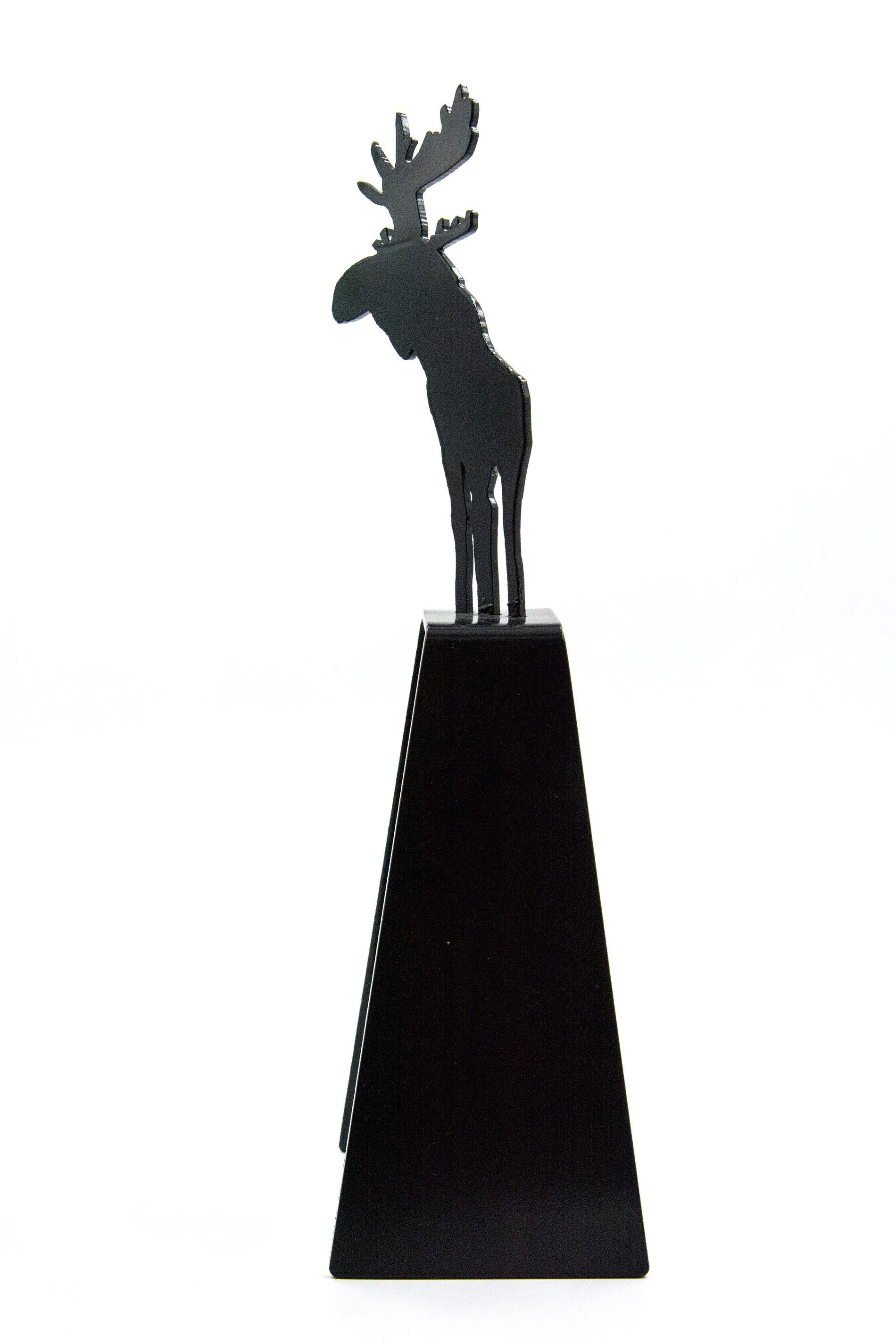 Die unverwechselbare Silhouette eines Elchs - eines der ikonischen Bilder Kanadas - wird in dieser Skulptur von Charlie Pachter gefeiert. Als kleiner Junge begegnete der Pop-Art-Künstler Pachter einmal einem Elch auf einem Jahrmarkt. Die Erinnerung