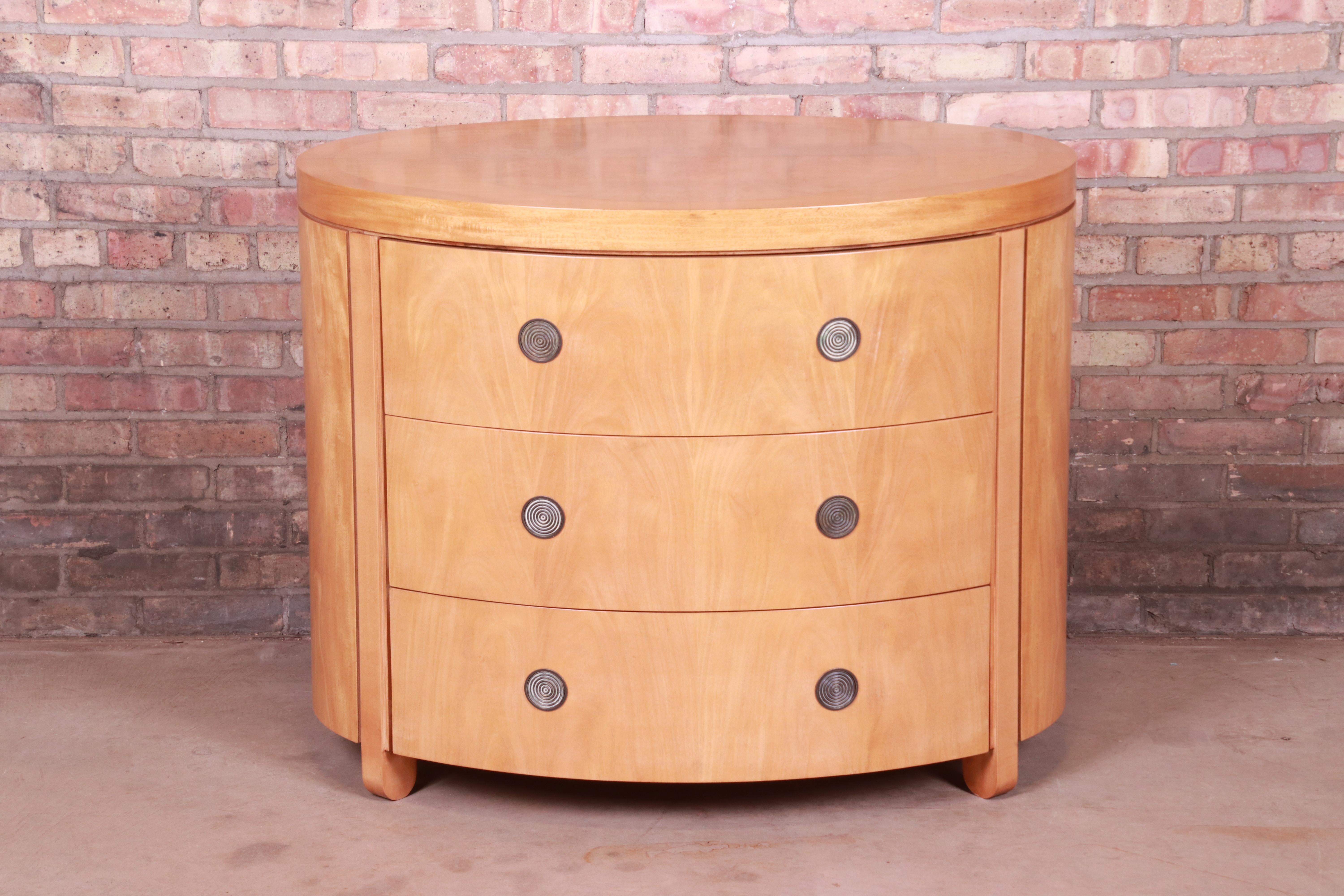 A rare and exceptional modern Art Deco three-drawer oval commode or bachelor chest

By Charles Pfister for Baker Furniture

USA, 1980s

Primavera (white mahogany) wood, with parquetry inlay and concentric brass pulls.

Measures: 40