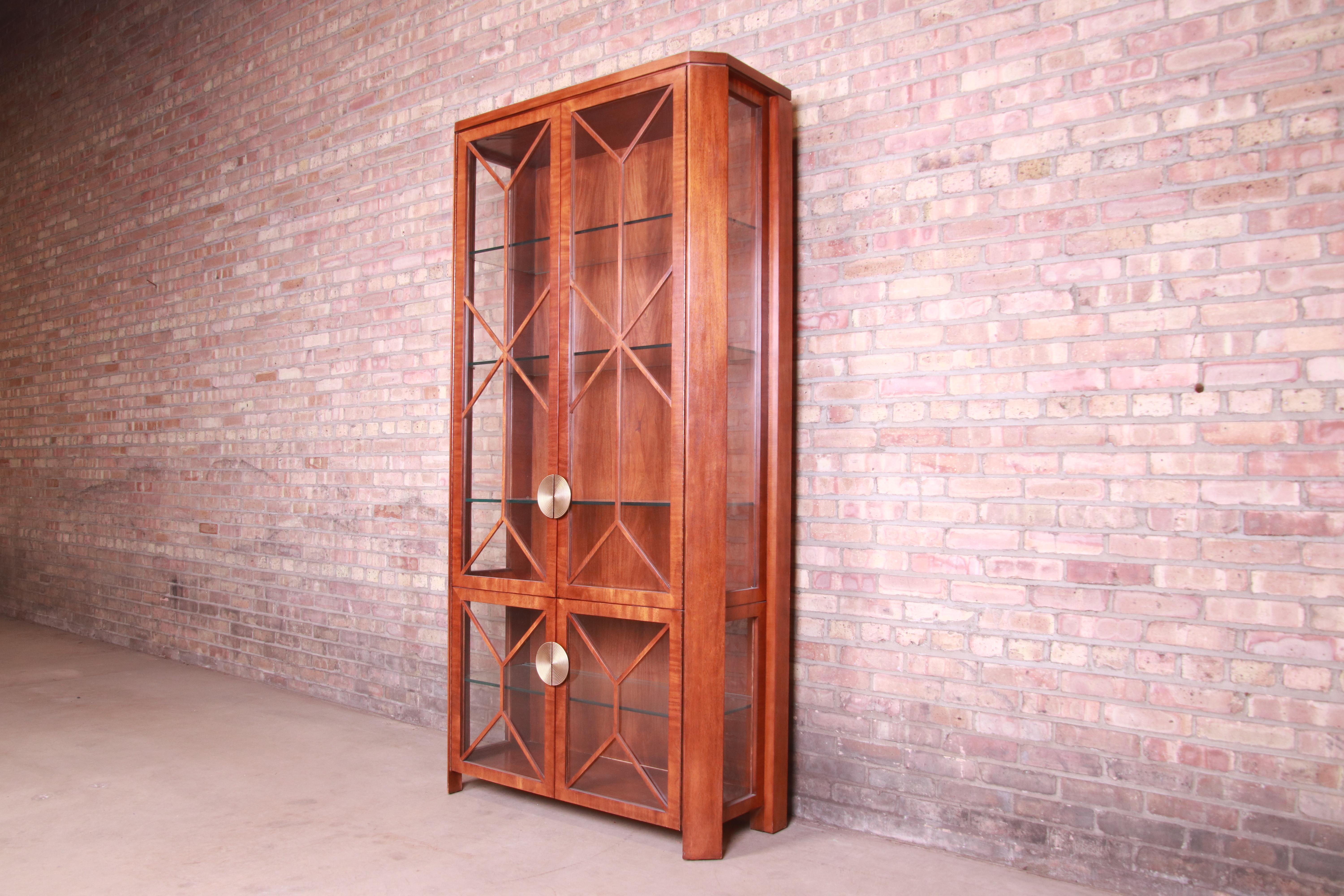 An exceptional modern Art Deco style China display cabinet or bookcase

By Charles Pfister for Baker Furniture

USA, 1980s

Mahogany, with glass doors and shelves, and original brass hardware

Measures: 42.25