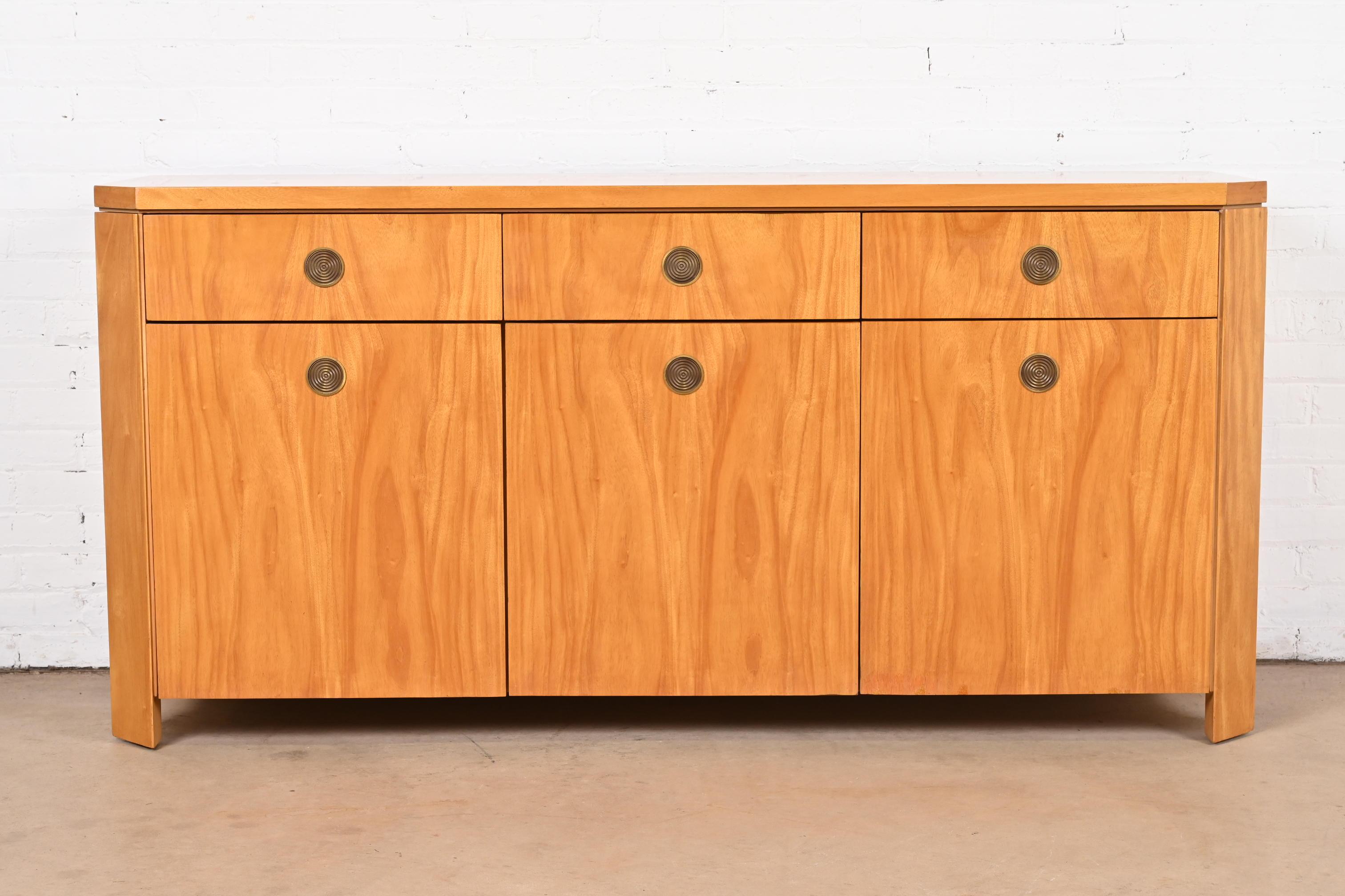 A gorgeous modern Art Deco sideboard, credenza, or bar cabinet

By Charles Pfister for Baker Furniture

USA, 1980s

Primavera (white mahogany) wood, with parquetry inlay and concentric brass pulls.

Measures: 66.5