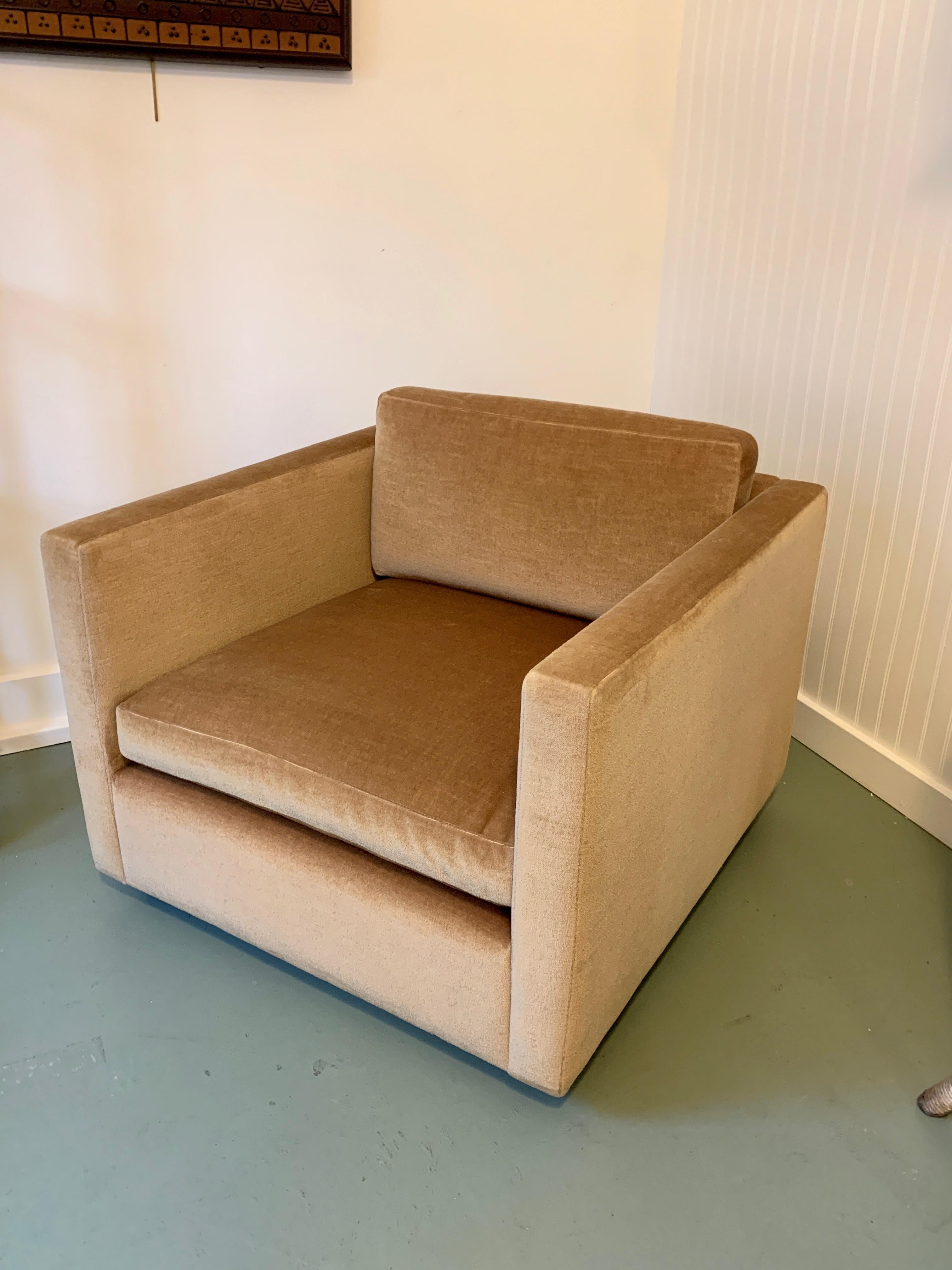 Cube lounge chair designed by Charles Pfister for Knoll.
Supported by tubular square legs.
Upholstered in caramel mohair fabric.
V shape tear on underside black fabric probably to see structure of chair.
Upholstery fabric in very good condition.
