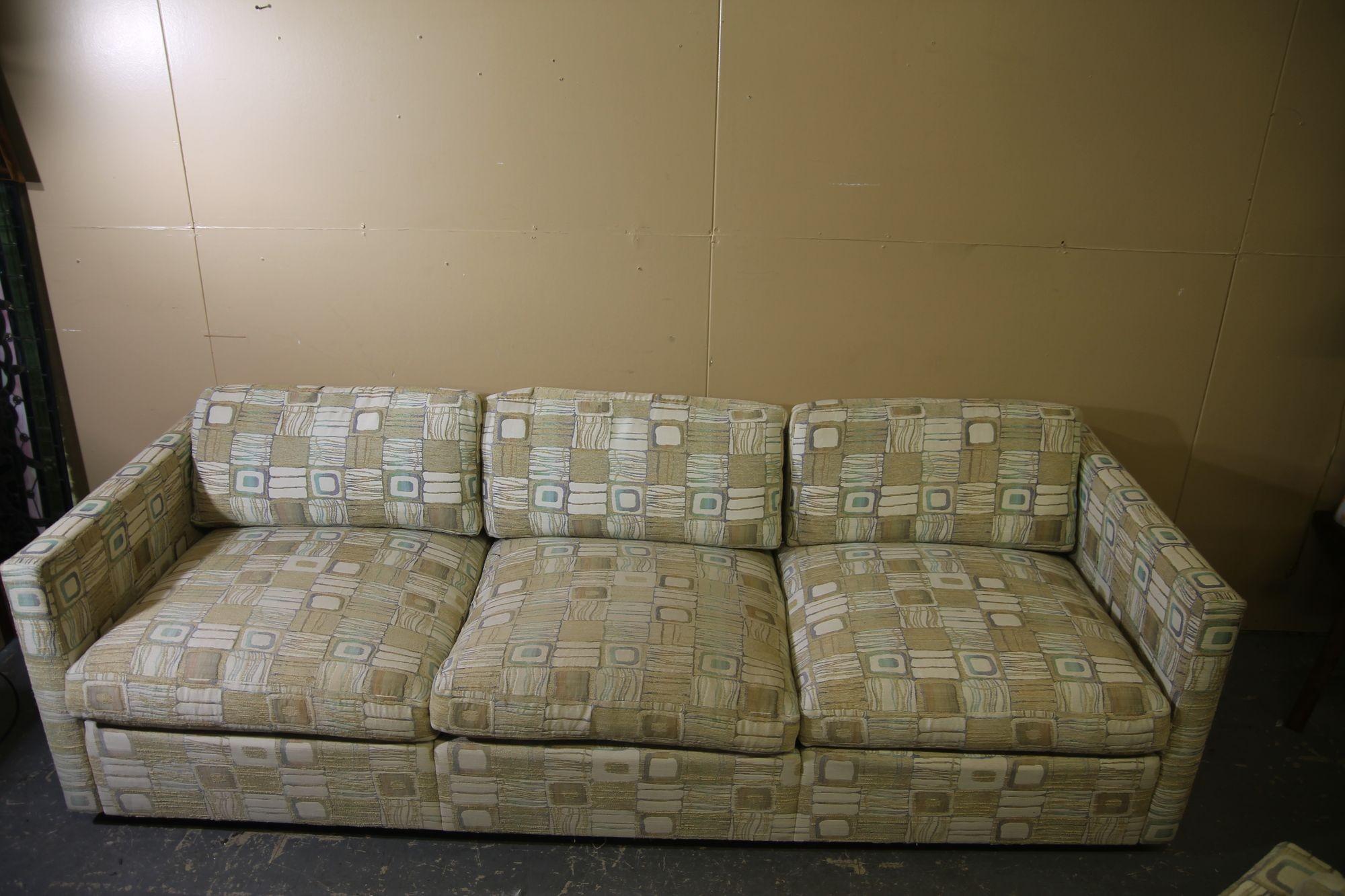 Nous avons le plaisir de vous proposer ce superbe canapé et fauteuil Charles Pfister pour Knoll. Cet ensemble a été acheté au propriétaire d'origine qui avait travaillé pour Knoll. Le canapé et le salon conservent leur tissu et leur garniture en
