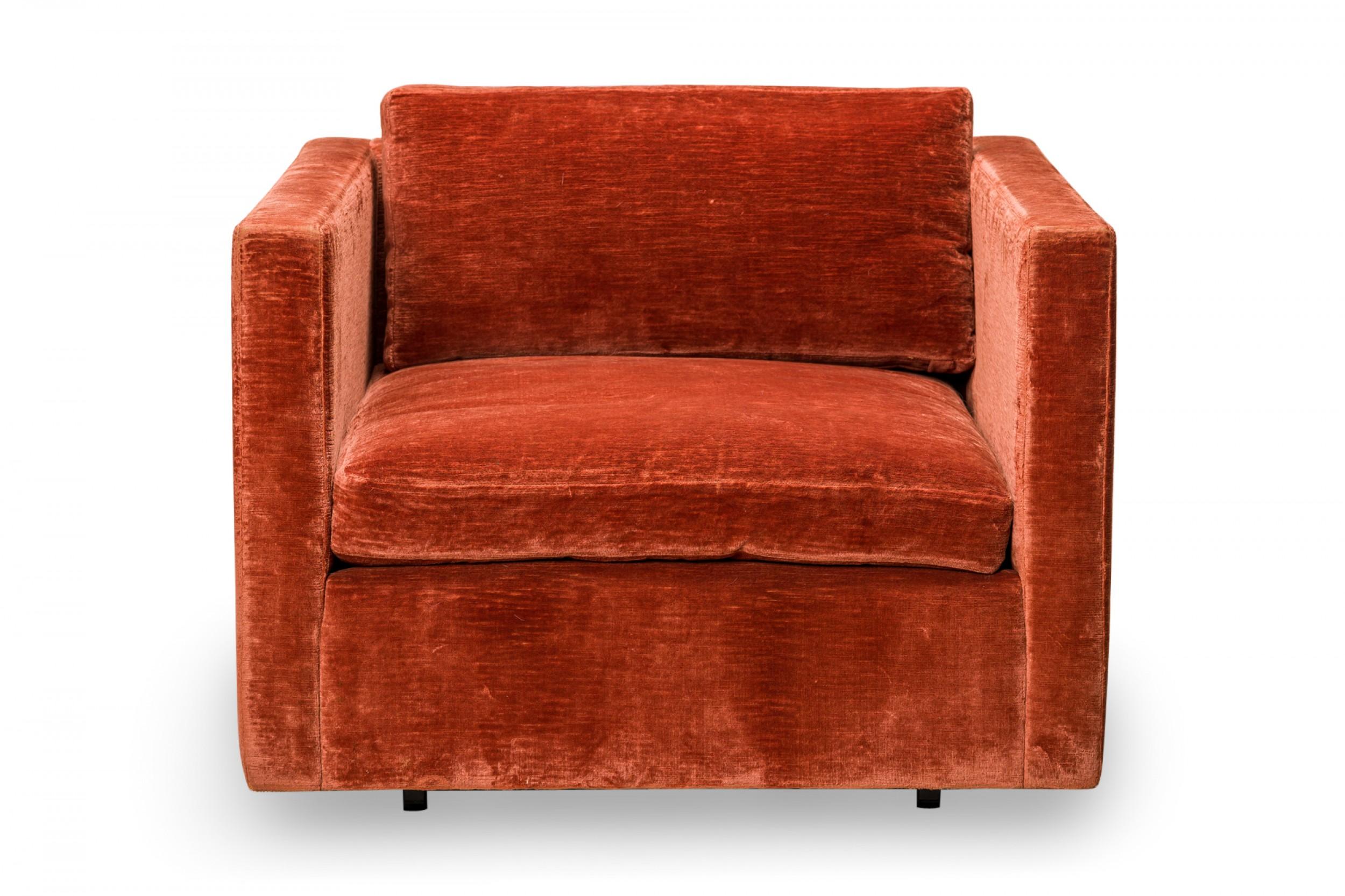 Amerikanischer Loungesessel in Form eines Smokings aus der Mitte des Jahrhunderts mit orangefarbenem Samtbezug, quadratischem Profil und abnehmbaren Sitz- und Rückenkissen. (CHARLES PFISTER FÜR KNOLL)
 