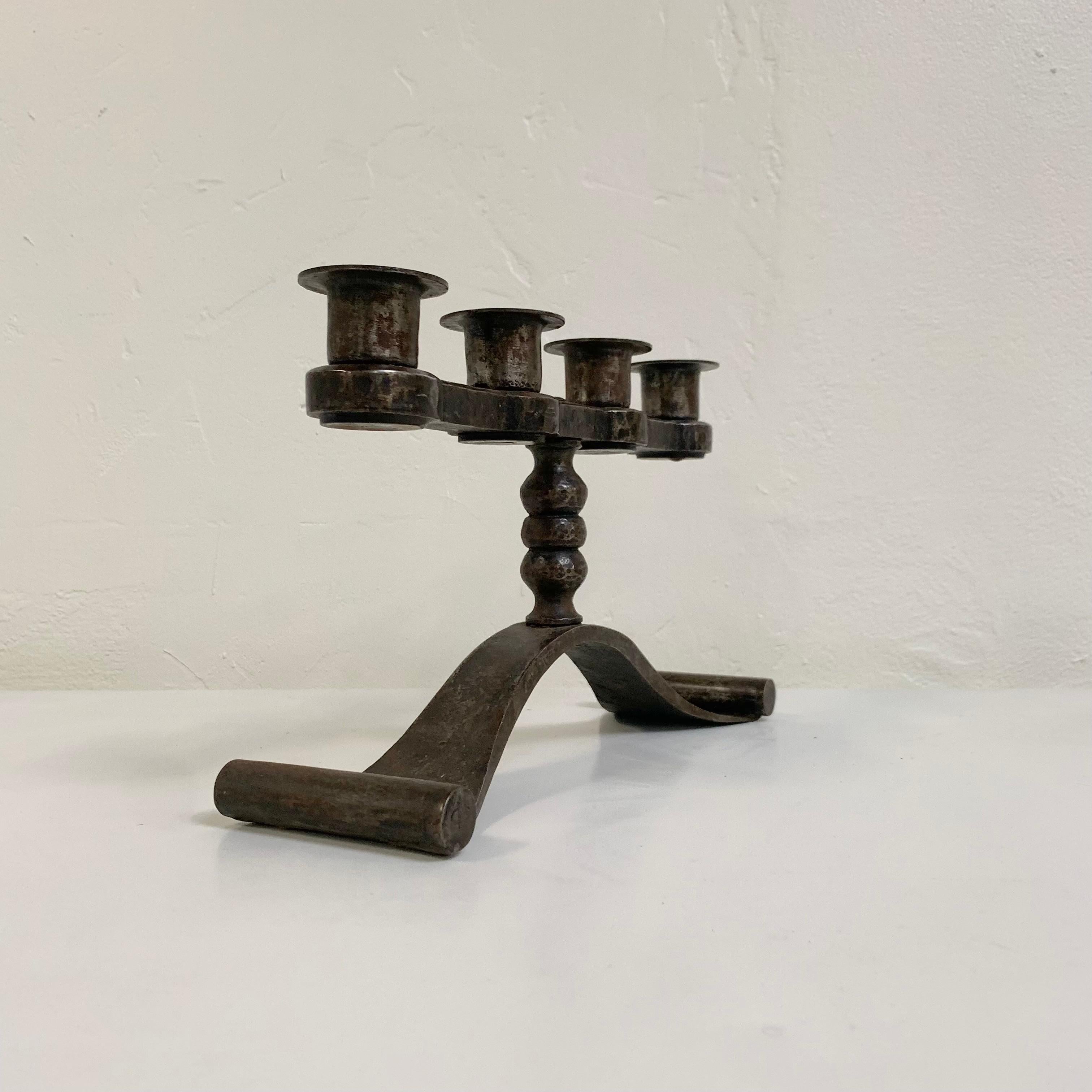 Charles Piguet Coppia di portacandele in ferro battuto stampati, circa 1925, Francia. in vendita 2