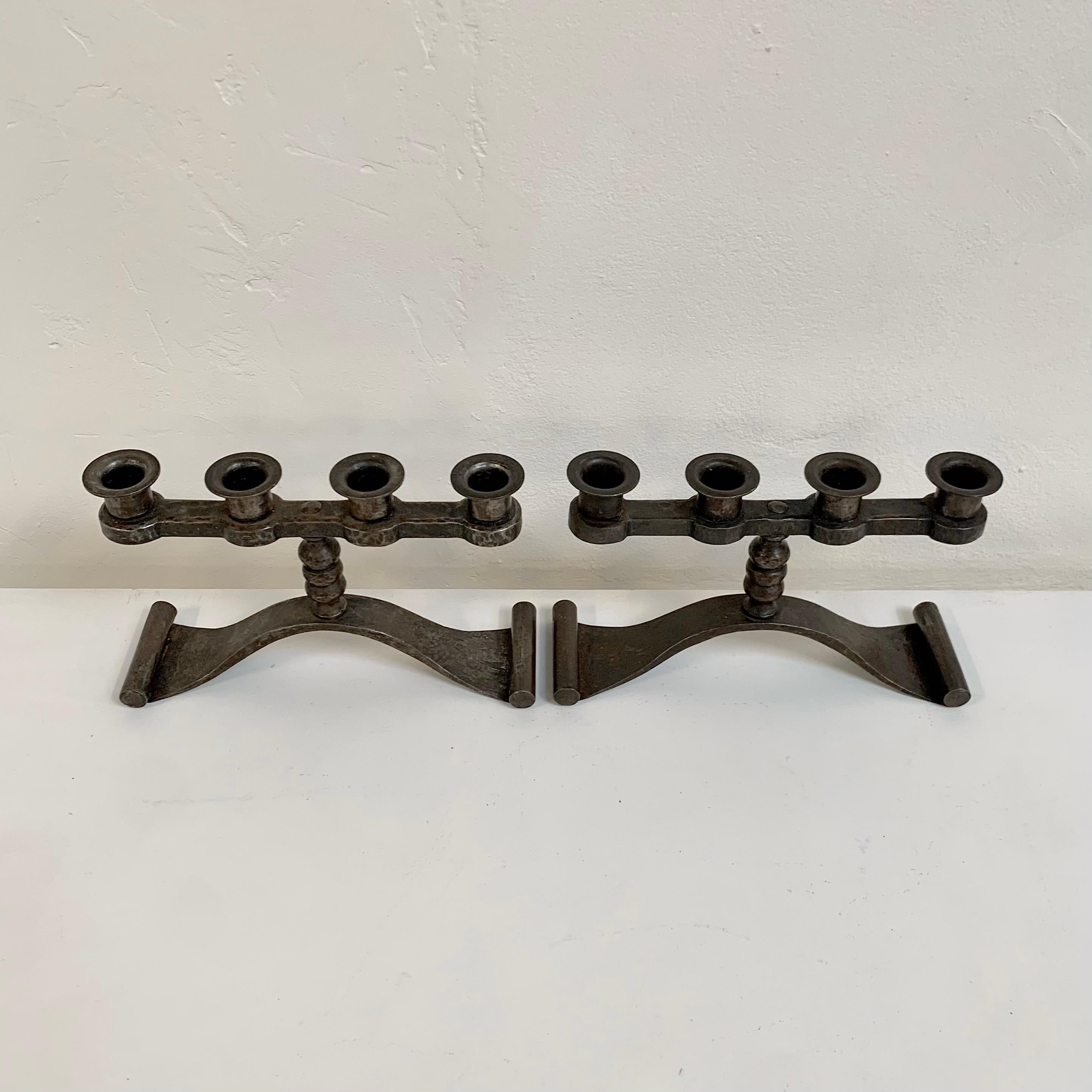 Charles Piguet Coppia di portacandele in ferro battuto stampati, circa 1925, Francia. in vendita 3