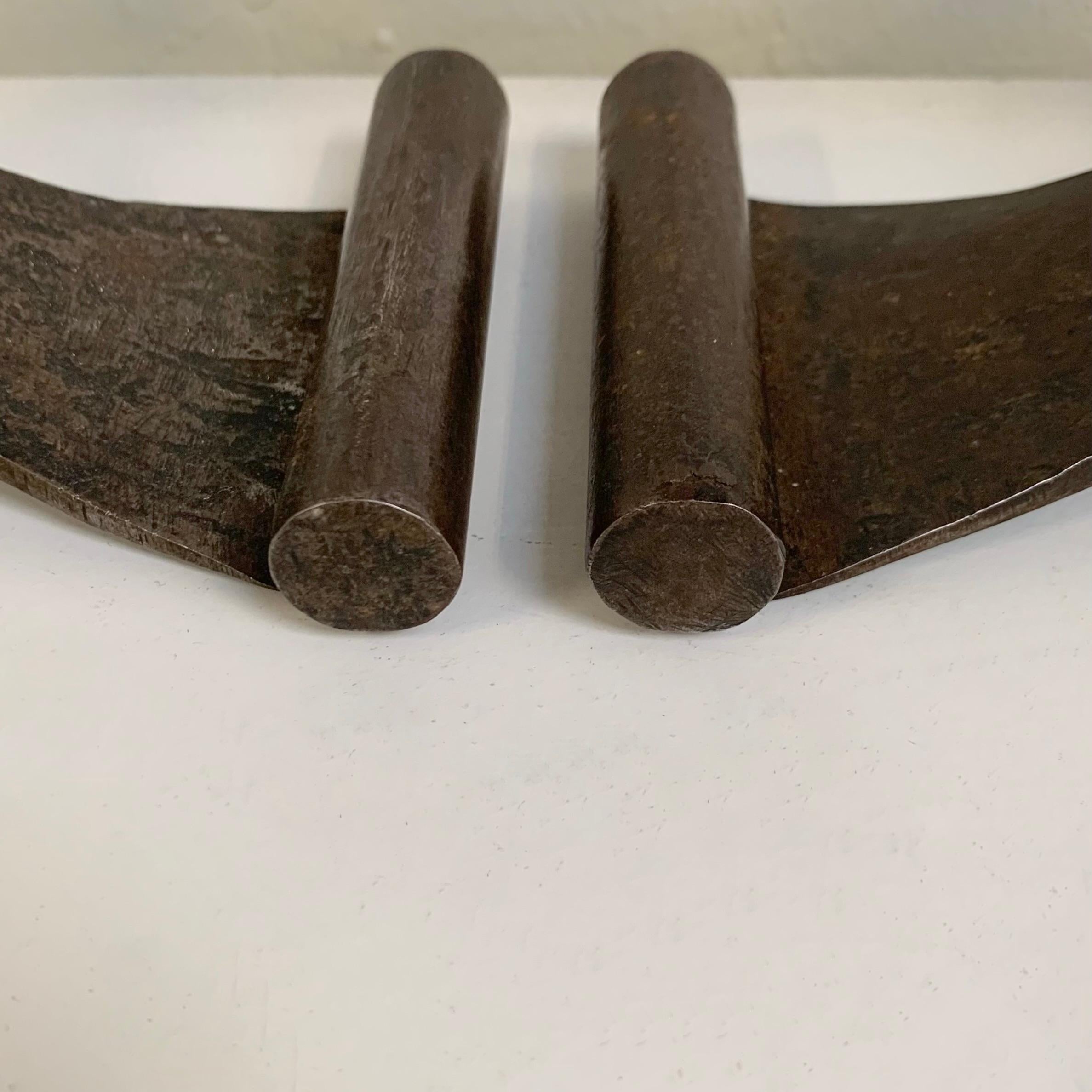 Charles Piguet Coppia di portacandele in ferro battuto stampati, circa 1925, Francia. in vendita 5