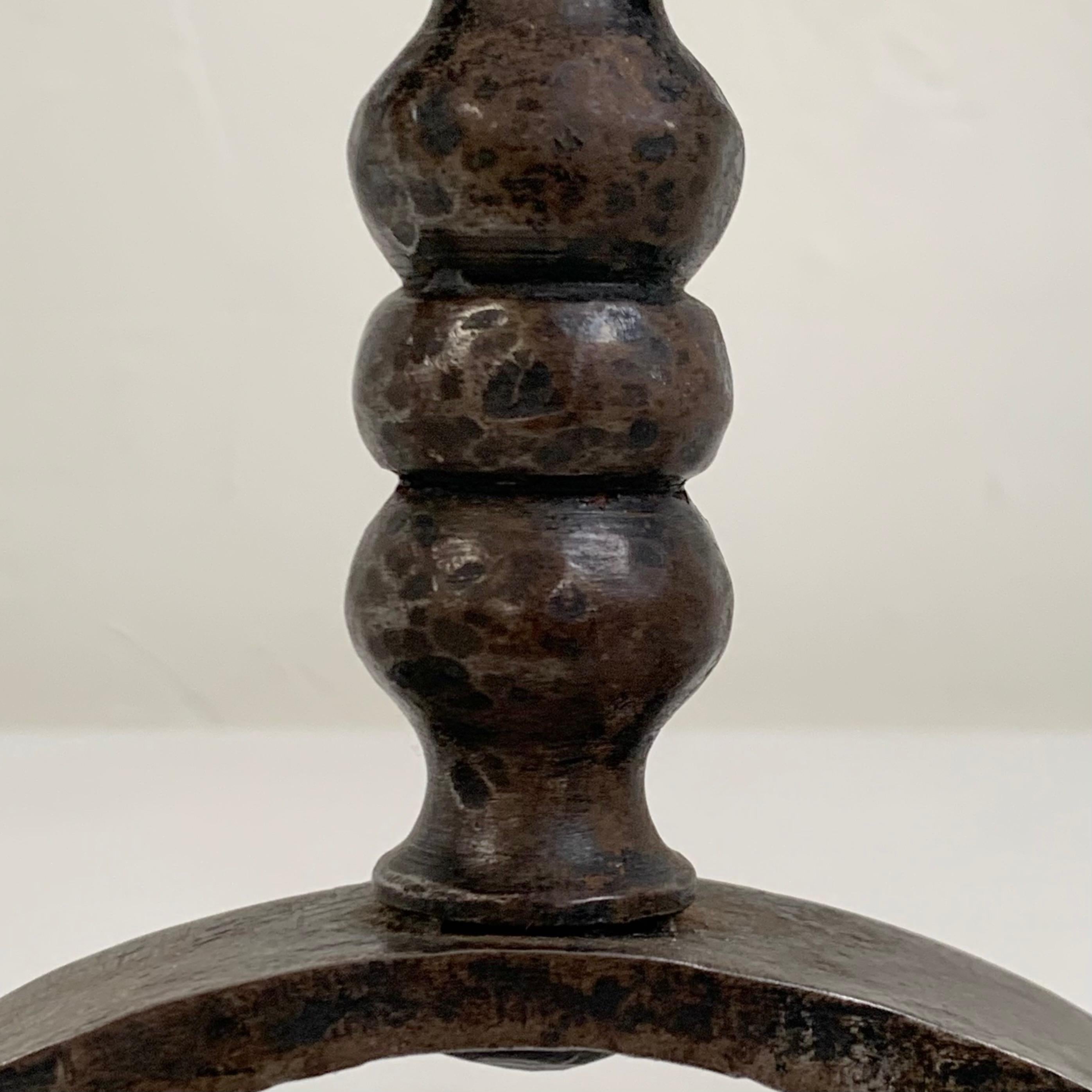 Charles Piguet Coppia di portacandele in ferro battuto stampati, circa 1925, Francia. in vendita 6