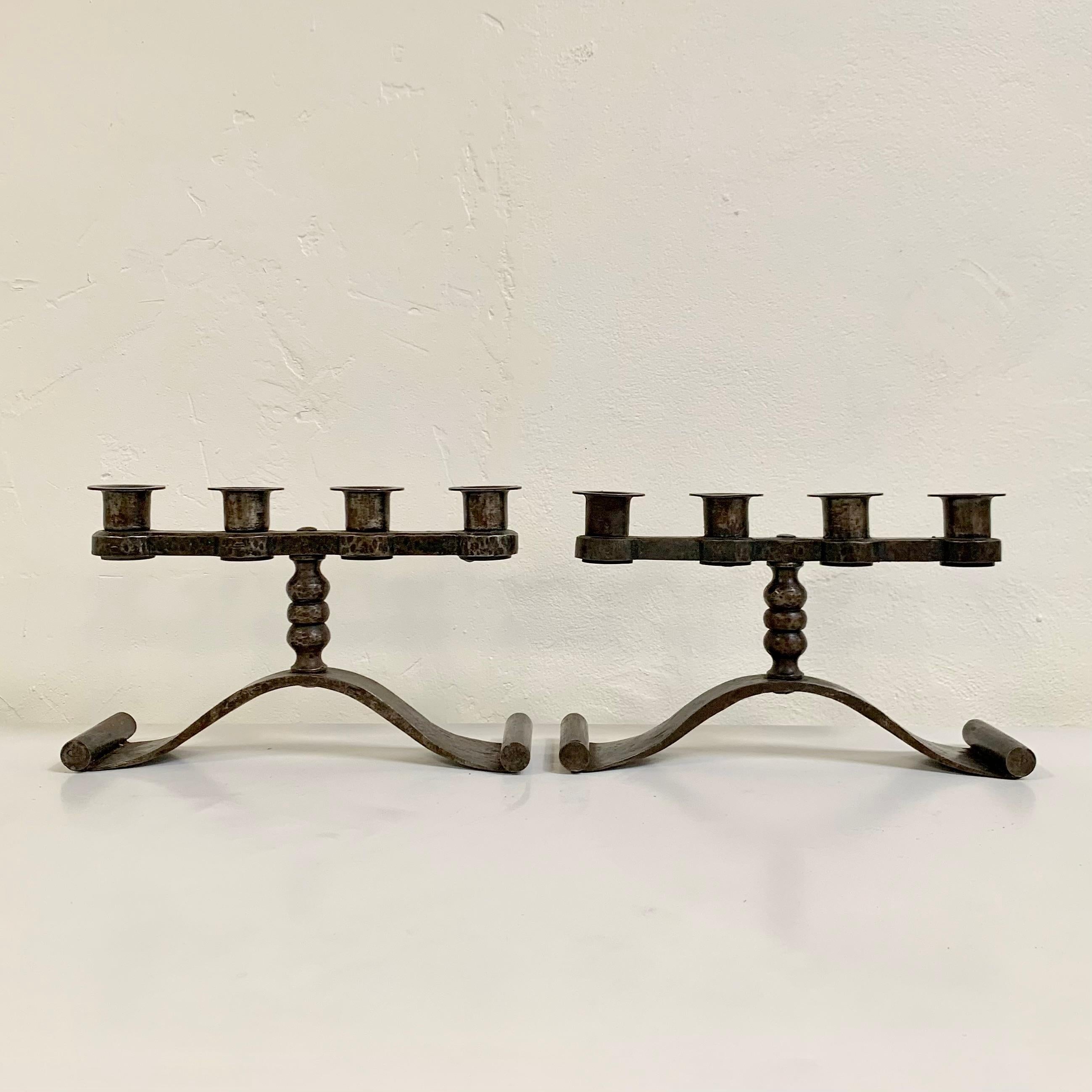 Charles Piguet (1887 - 1942) coppia di portacandele in ferro battuto, circa 1925, Francia. 
Ferro battuto. Patina originale.
Monogramma CP per Charles Piguet su ogni pezzo. 
Dimensioni: 30 cm L (11,81 pollici), 10 cm P (3,93 pollici), 19 cm H (7,48