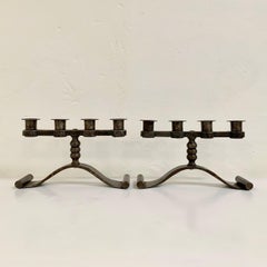 Charles Piguet Pareja de candelabros de hierro forjado estampado, hacia 1925, Francia.