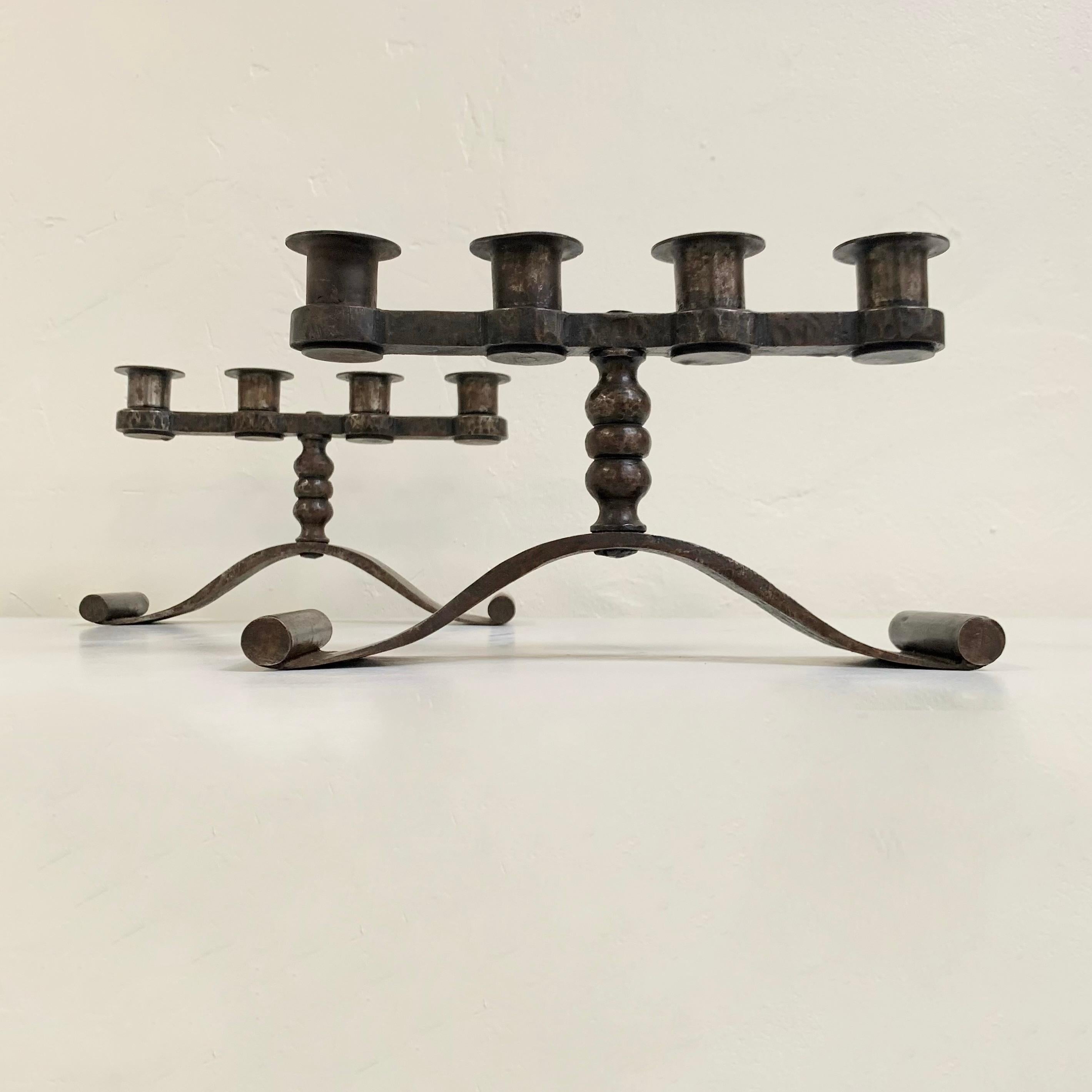 Art Déco Charles Piguet Coppia di portacandele in ferro battuto stampati, circa 1925, Francia. in vendita