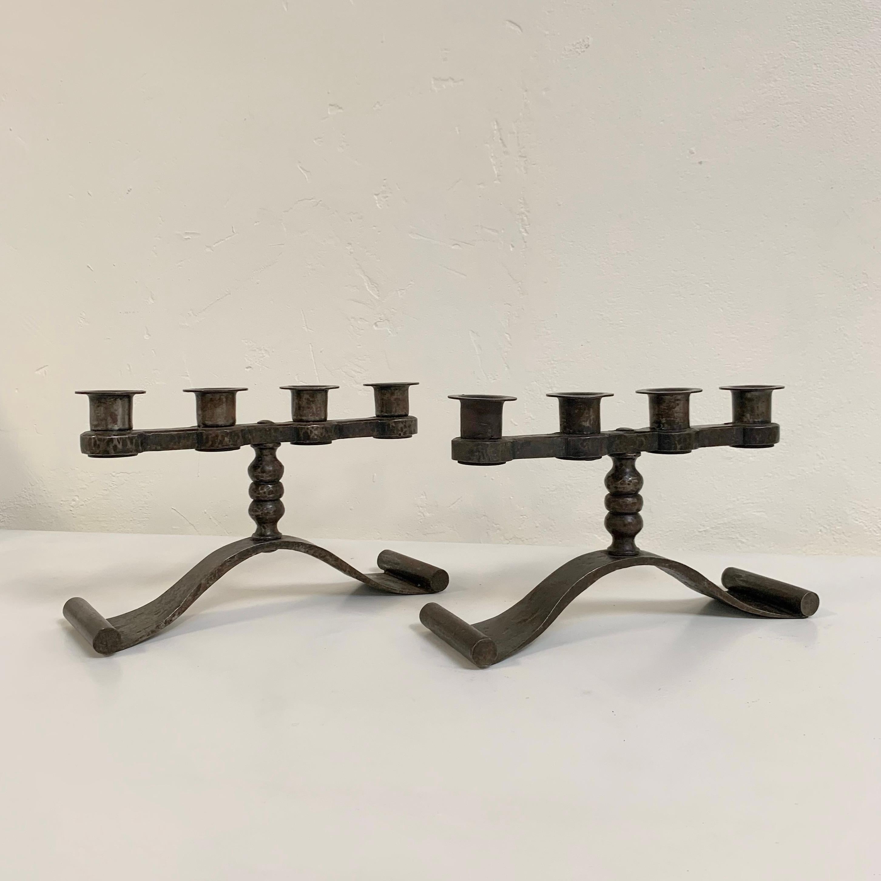 Francese Charles Piguet Coppia di portacandele in ferro battuto stampati, circa 1925, Francia. in vendita