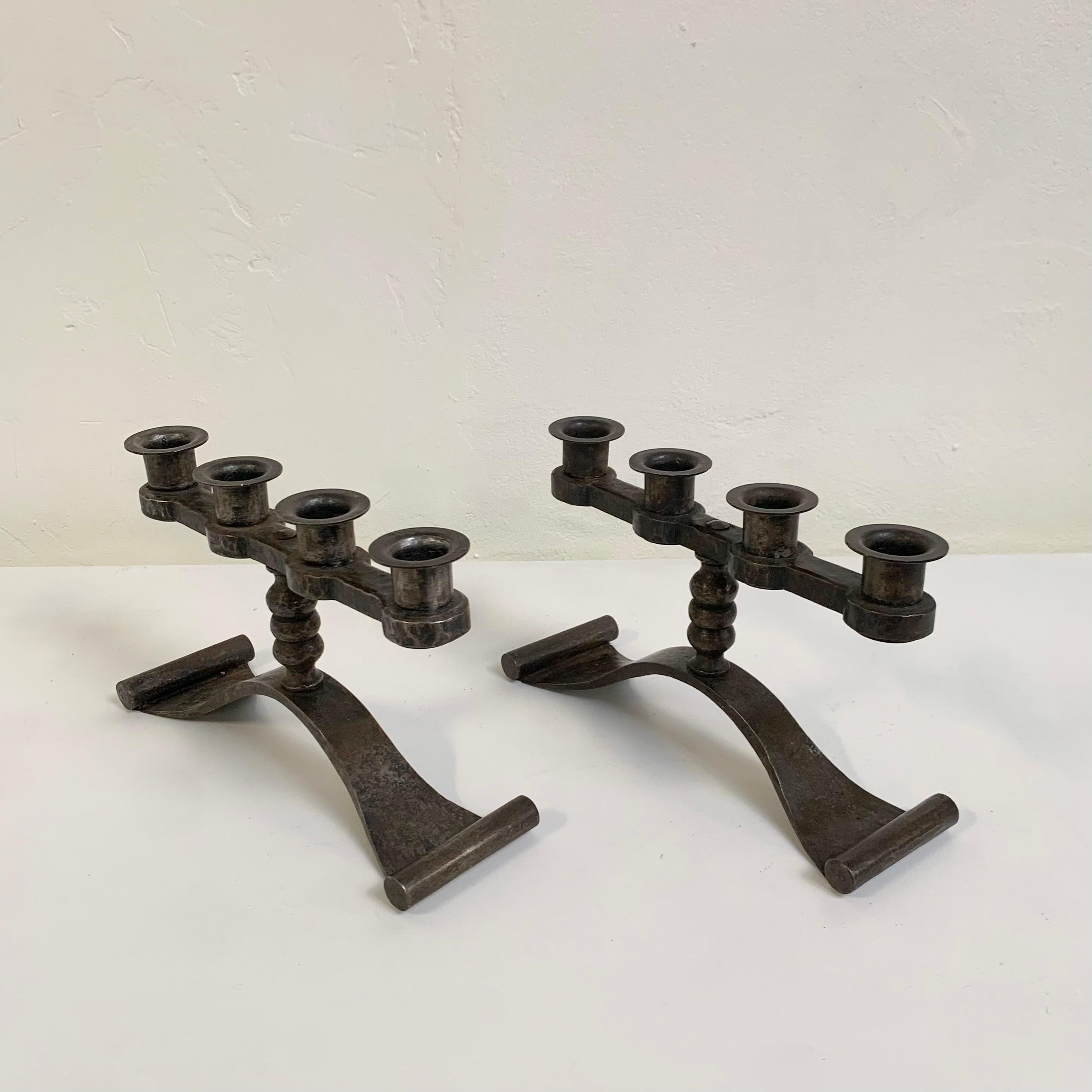 Patinato Charles Piguet Coppia di portacandele in ferro battuto stampati, circa 1925, Francia. in vendita