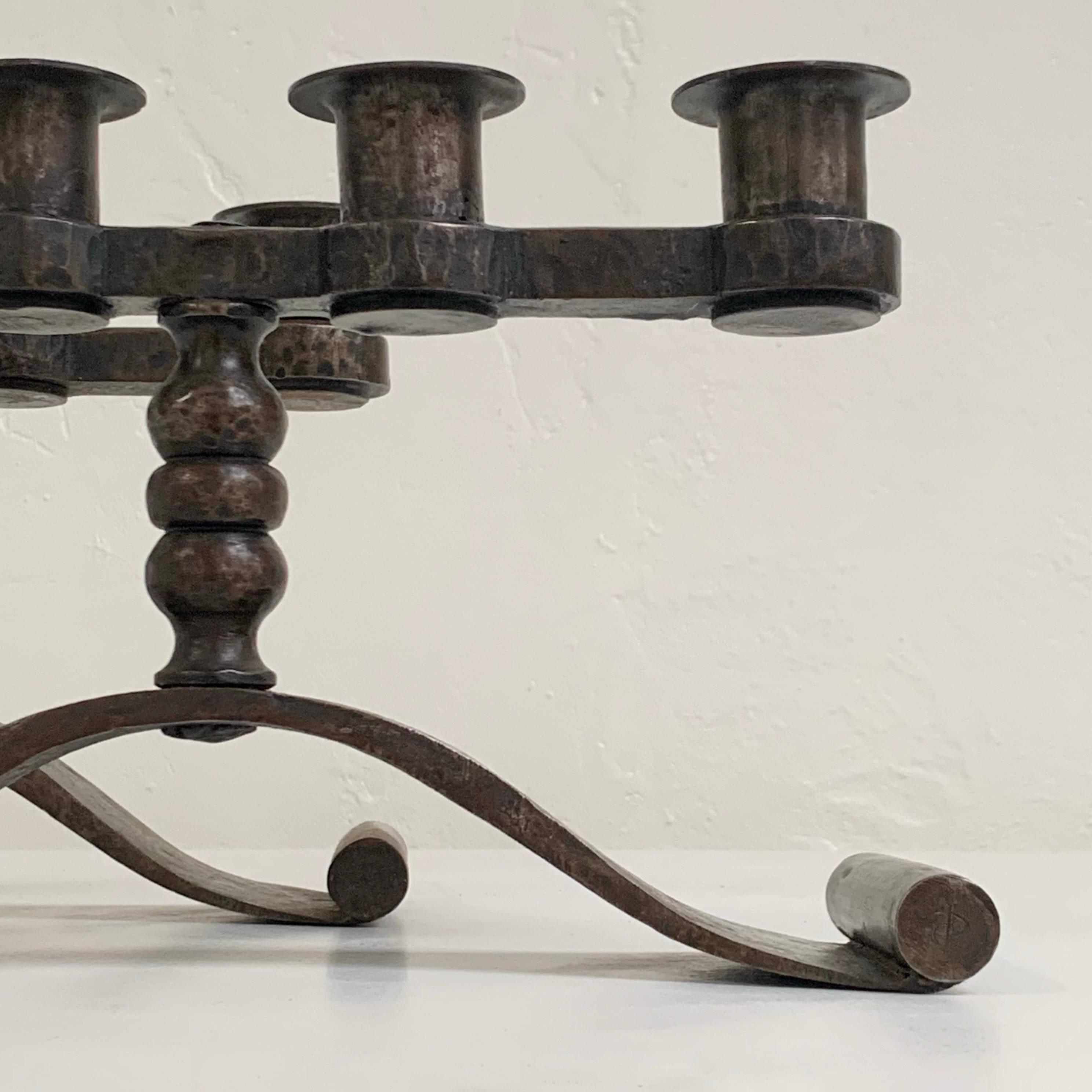 Charles Piguet Coppia di portacandele in ferro battuto stampati, circa 1925, Francia. In condizioni buone in vendita a Brussels, BE