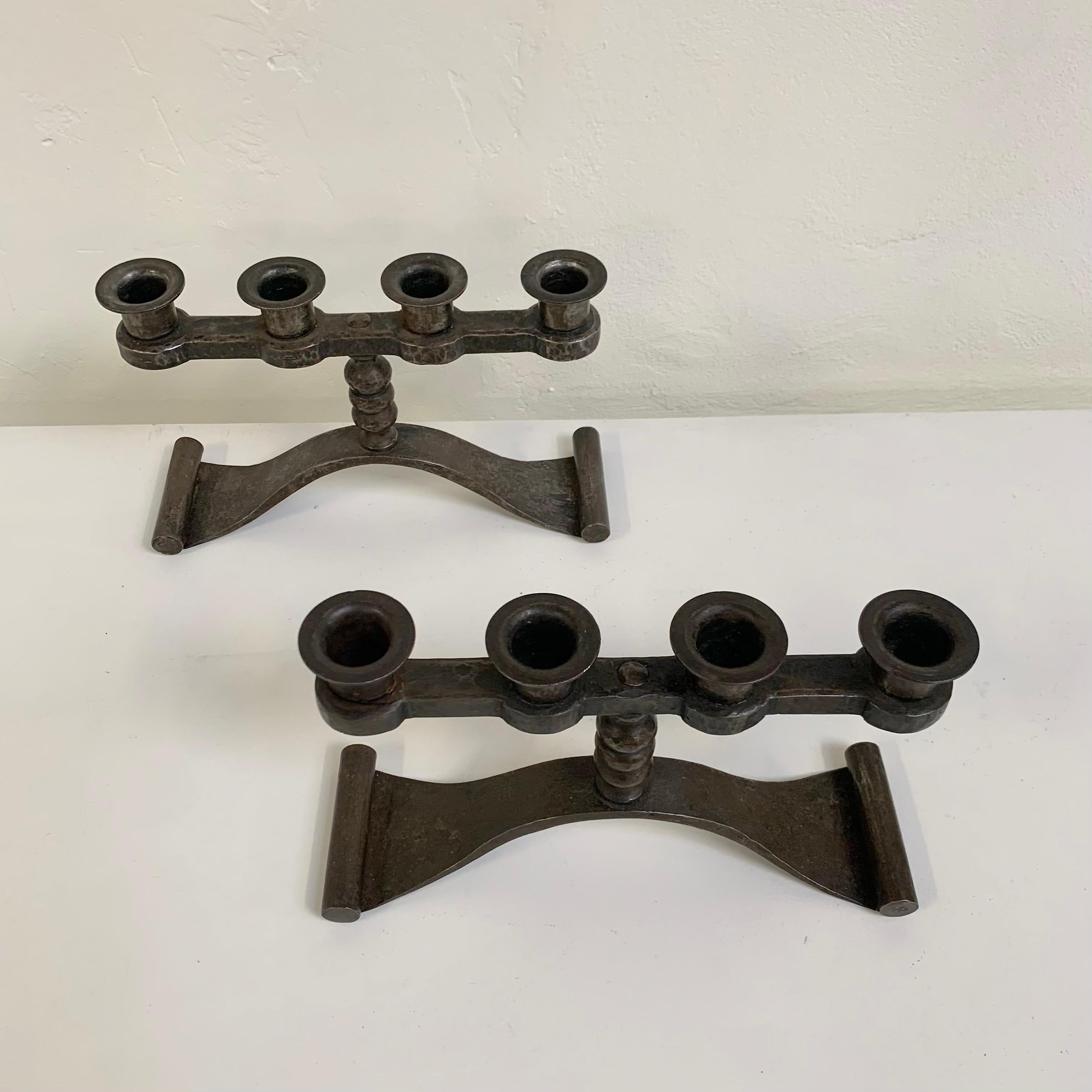 Inizio XX secolo Charles Piguet Coppia di portacandele in ferro battuto stampati, circa 1925, Francia. in vendita