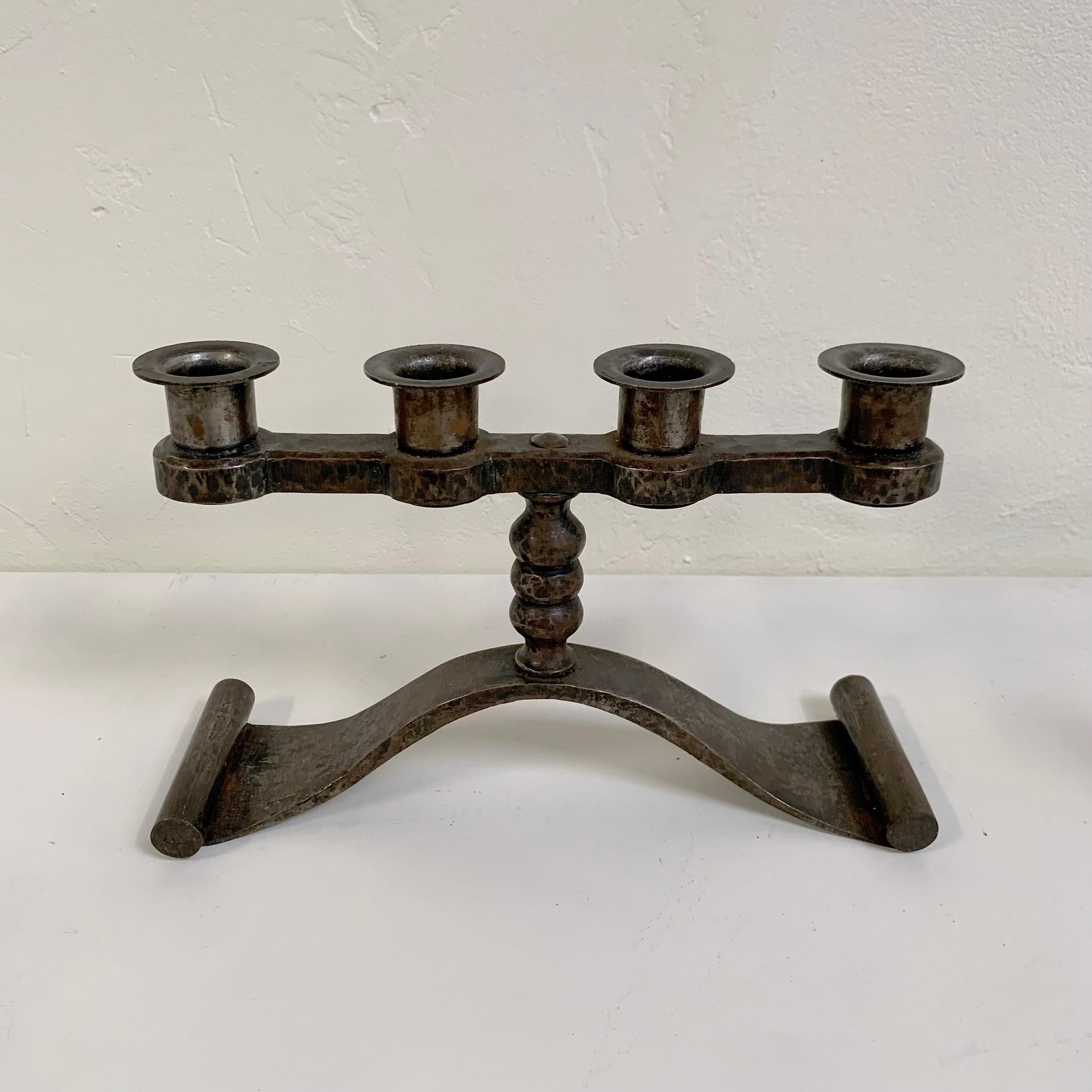 Ferro battuto Charles Piguet Coppia di portacandele in ferro battuto stampati, circa 1925, Francia. in vendita