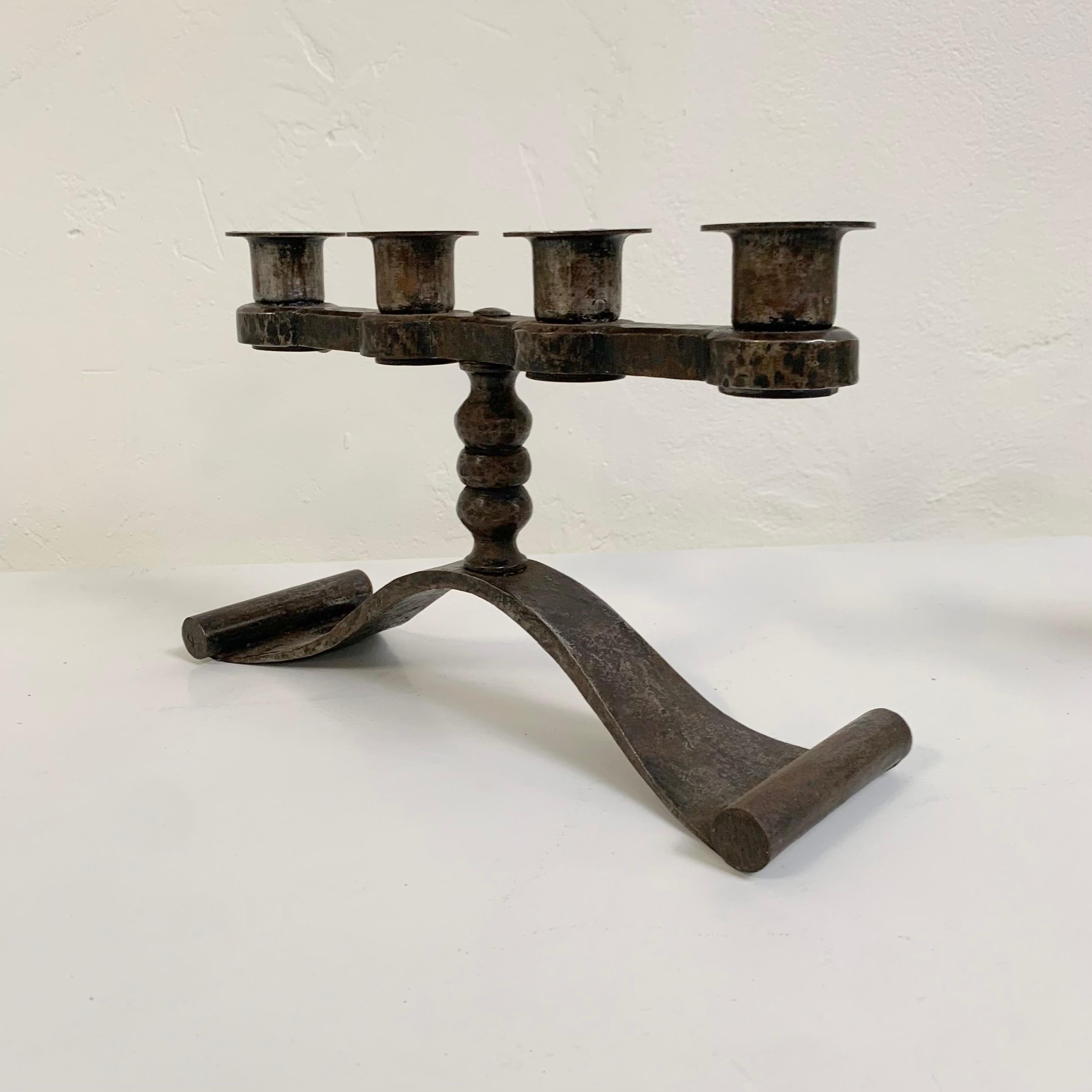 Charles Piguet Coppia di portacandele in ferro battuto stampati, circa 1925, Francia. in vendita 1