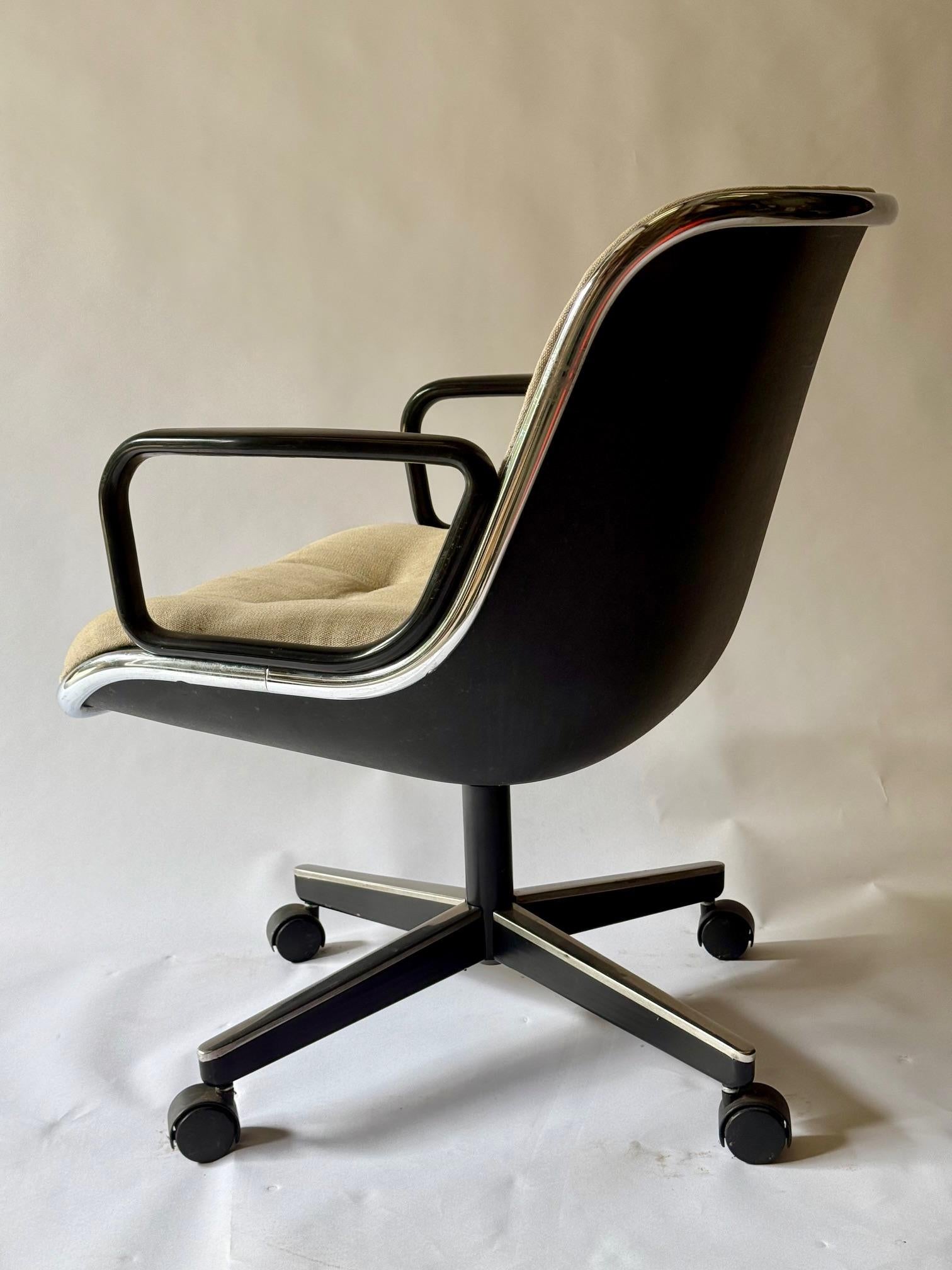 Charles Pollock Executive Office Chair für Knoll International.  Modernes Design der Jahrhundertmitte.  Klassisch.  Rollend und schwenkbar und super bequem.  Verwendet für Esszimmerstühle, Bibliotheksstühle, Schreibtischstühle, Bürostühle und