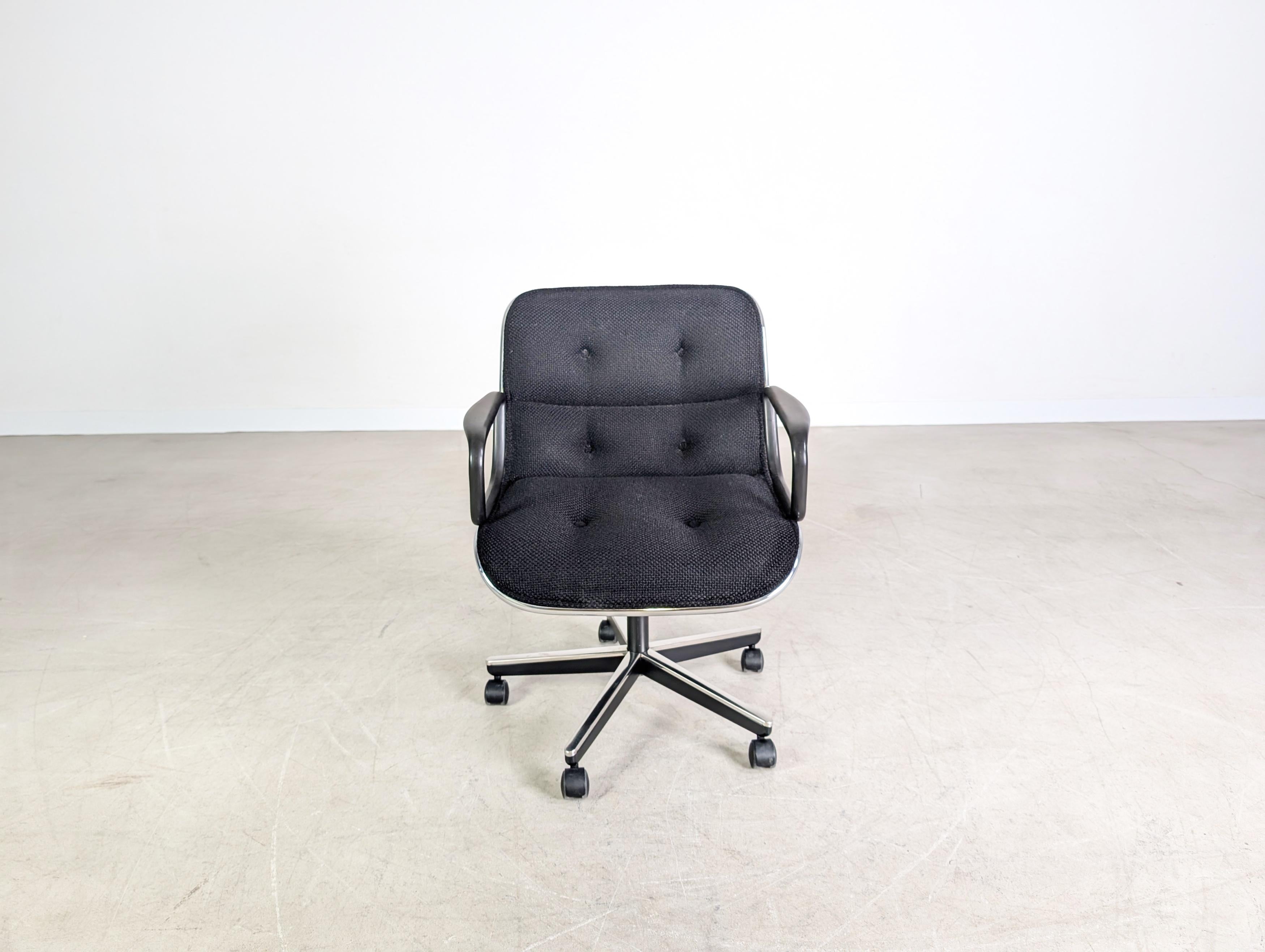 Wir bieten einen wunderschönen Vintage Bürostuhl von Knoll International aus den 1970er Jahren zum Verkauf an. Das Design stammt von Charles Pollock und wurde unter dem Namen 