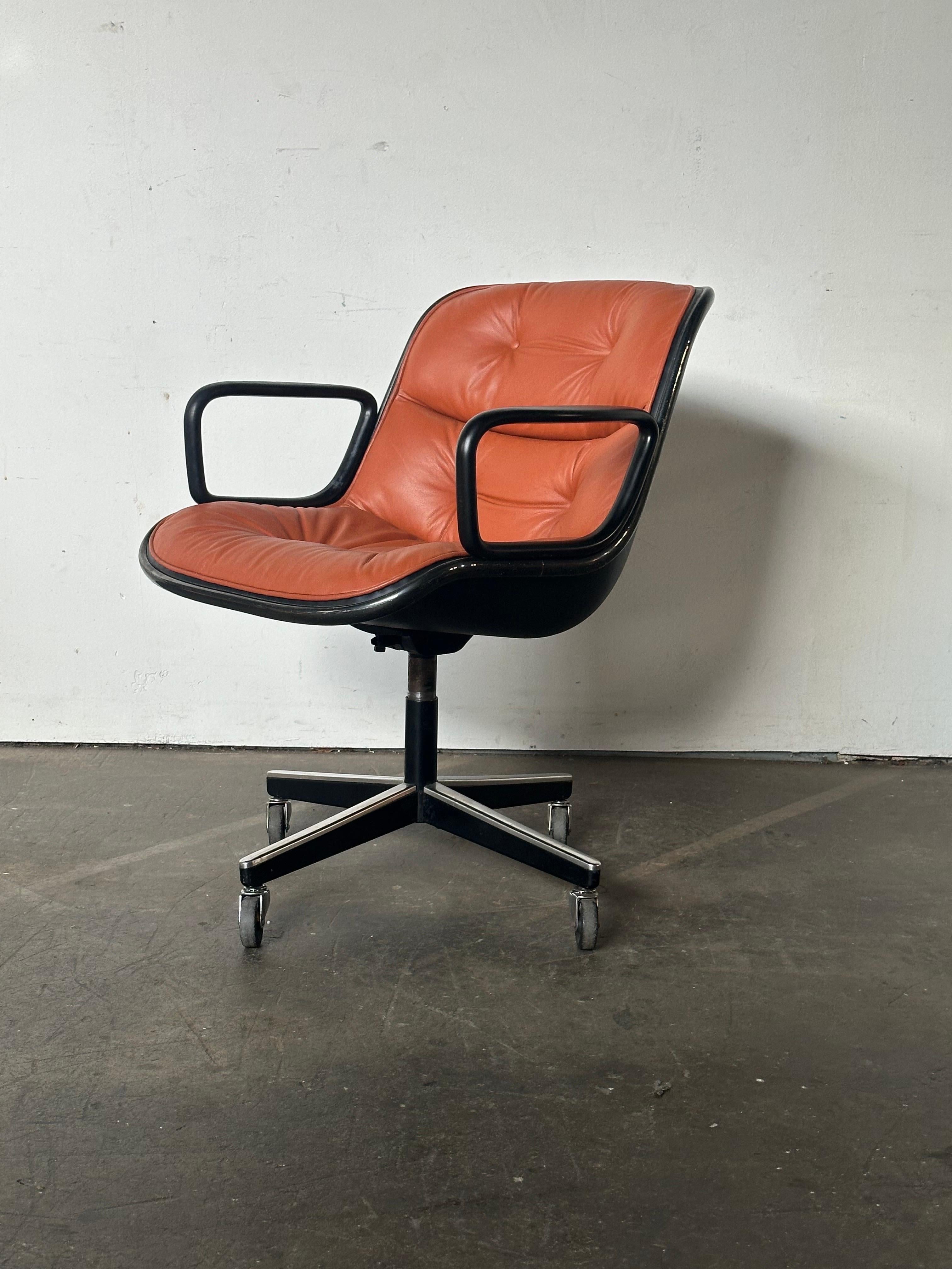 Vintage Charles Pollock für Knoll Chefsessel in orangefarbenem Leder. Dieser Schreibtischstuhl hat ein neigbares und drehbares Fußkreuz mit einstellbarer Höhe. Basis mit allen Rädern in funktionstüchtigem Zustand. Guter Vintage-Zustand, alters- und