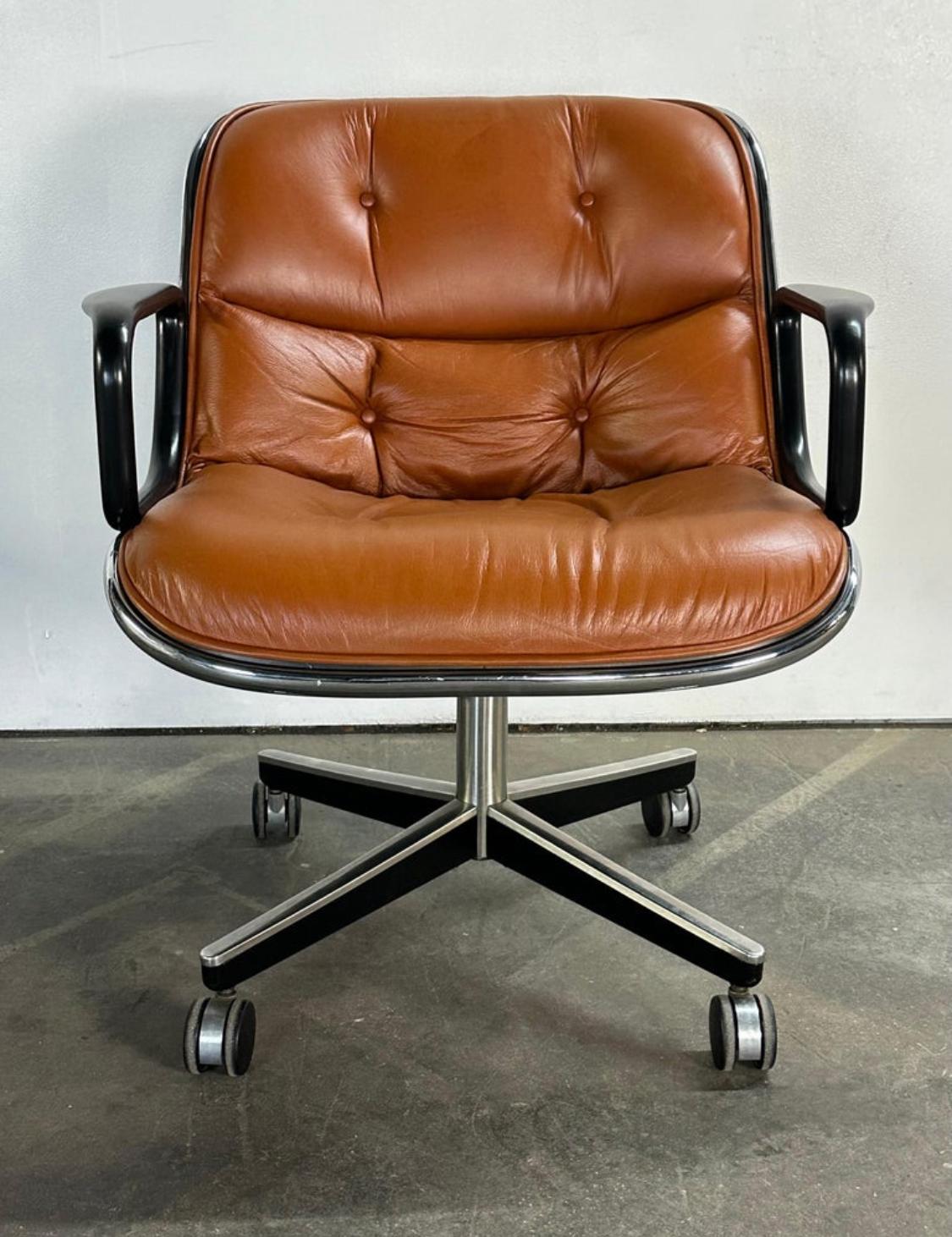 Sedia direzionale vintage Charles Pollock per Knoll in arancione bruciato. Questa sedia da scrivania direzionale in pelle è dotata di base girevole e regolabile in altezza. Base con tutte le ruote funzionanti. Buone condizioni vintage, usura
