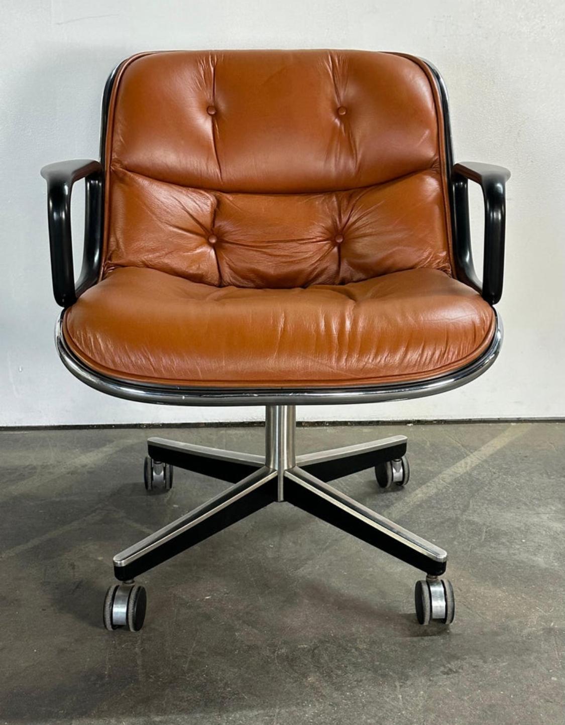 Mid-Century moderno Sedia da scrivania Charles Pollock di Knoll in arancione bruciato in vendita